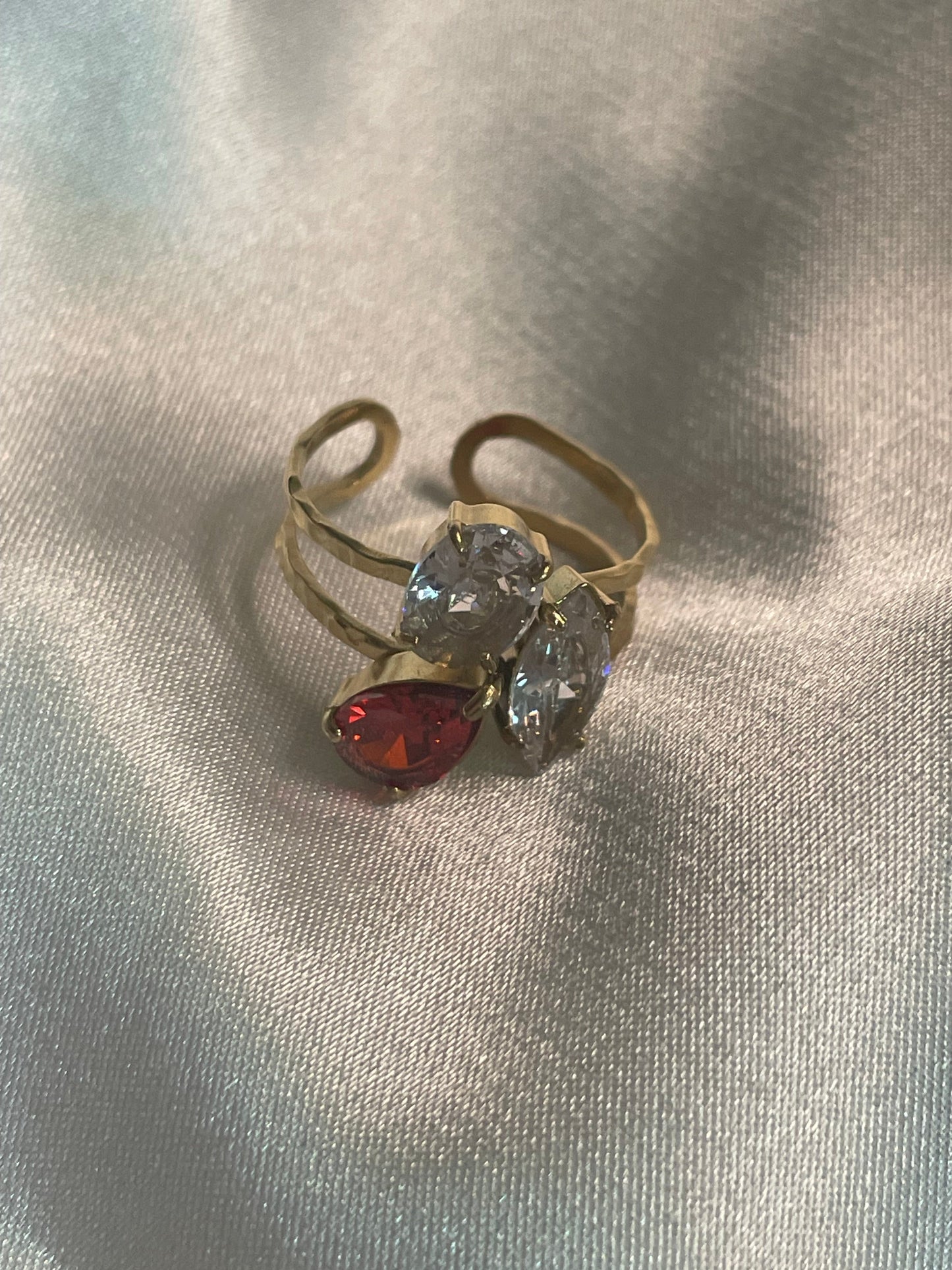 Bague Dorée Avec Strass Clair Et Rouge