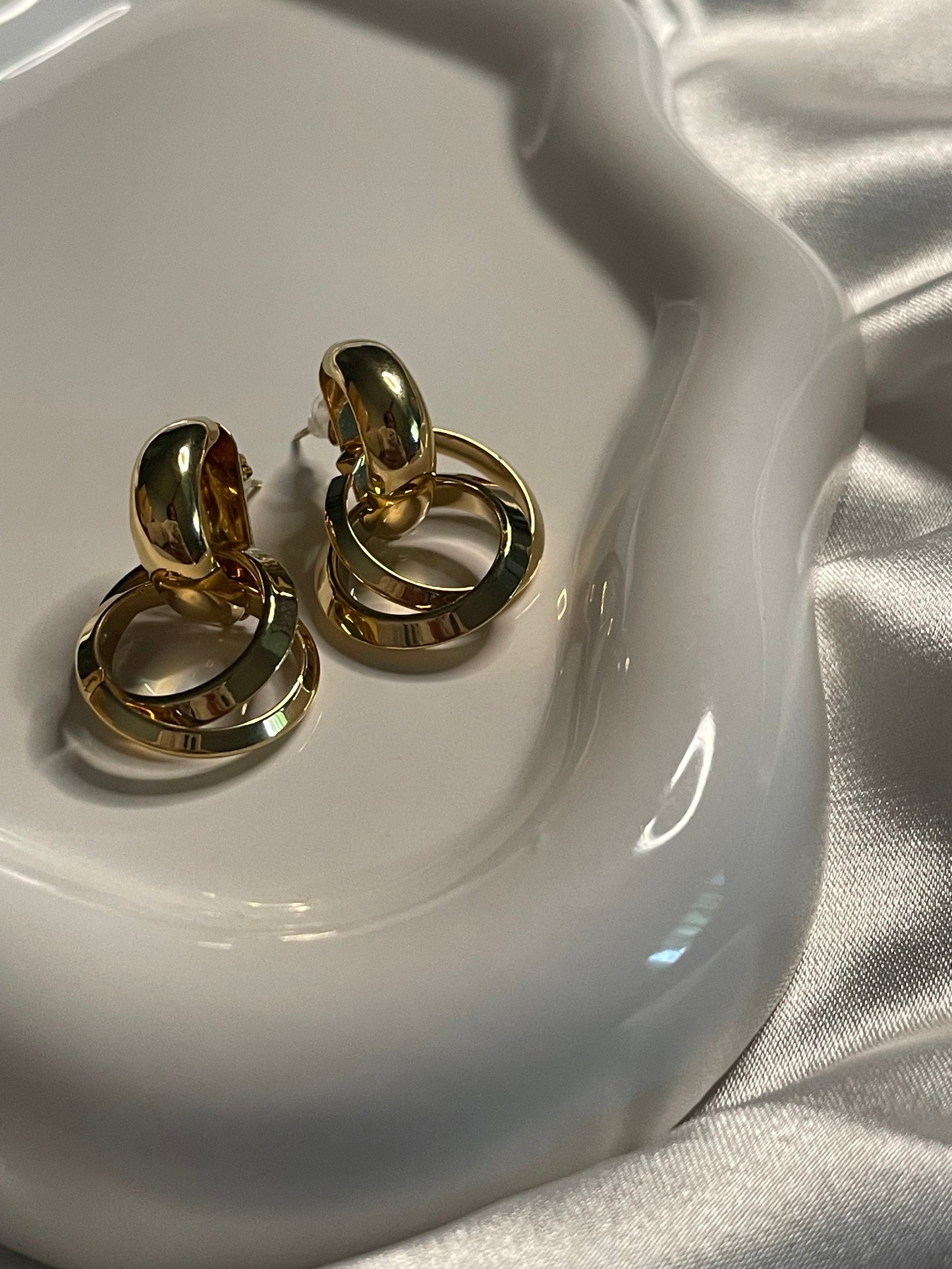 Boucles d'Oreilles Dorées Créoles Epaisses Avec Deux Anneaux.