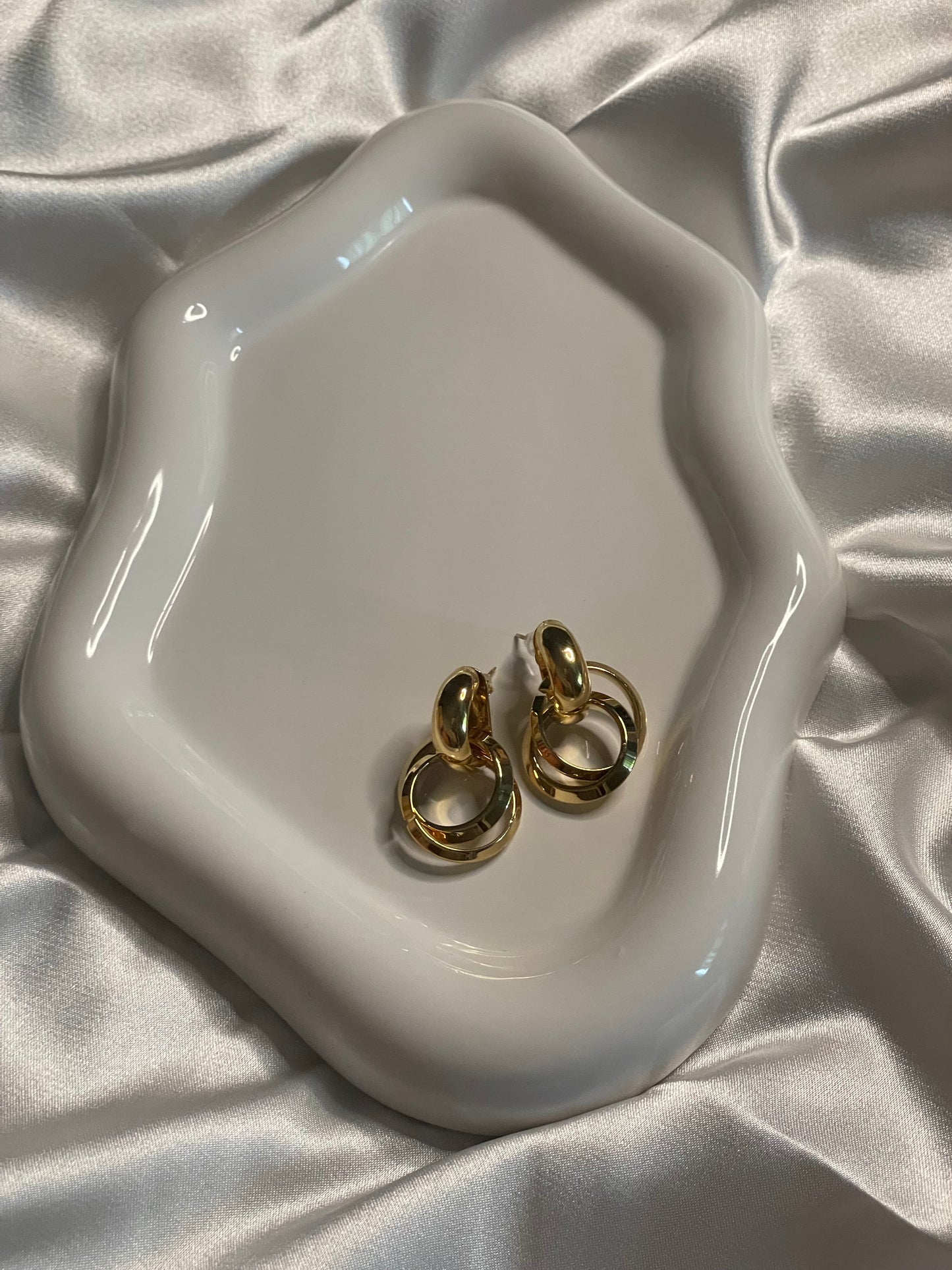 Boucles d'Oreilles Dorées Créoles Epaisses Avec Deux Anneaux.