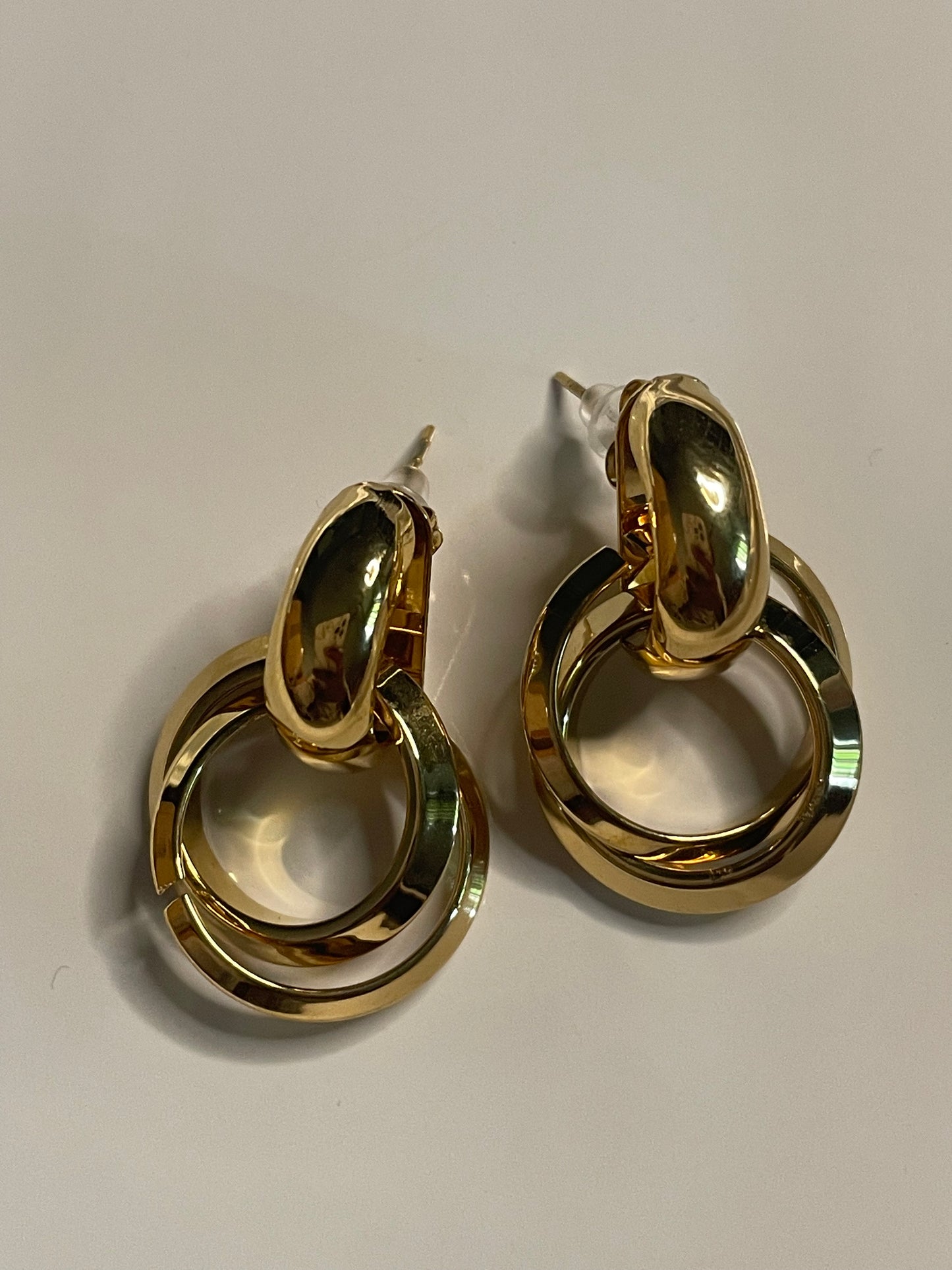 Boucles d'Oreilles Dorées Créoles Epaisses Avec Deux Anneaux.