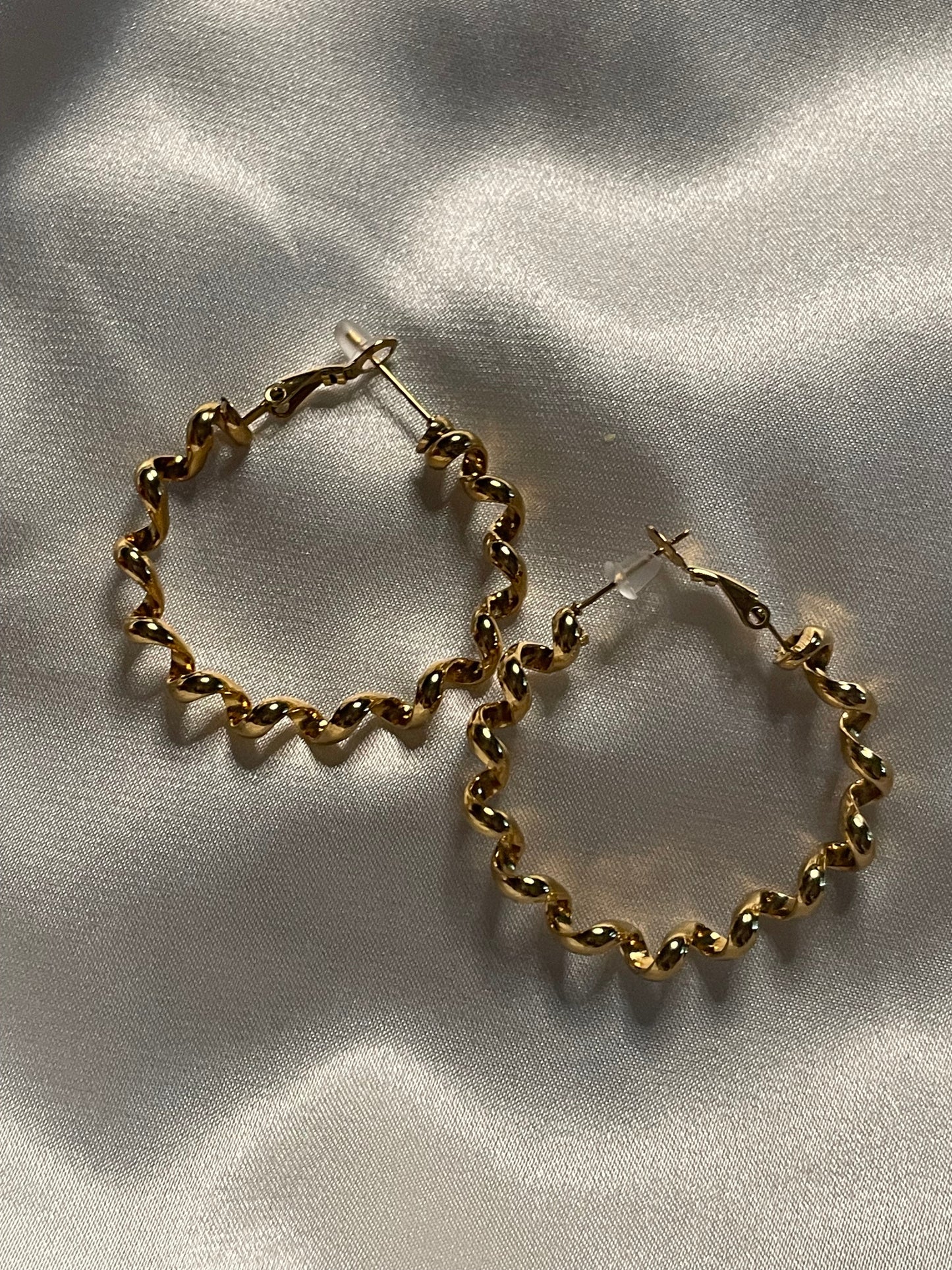 Boucles d'Oreilles Dorées Créoles Bobines Spirales Brillantes. 