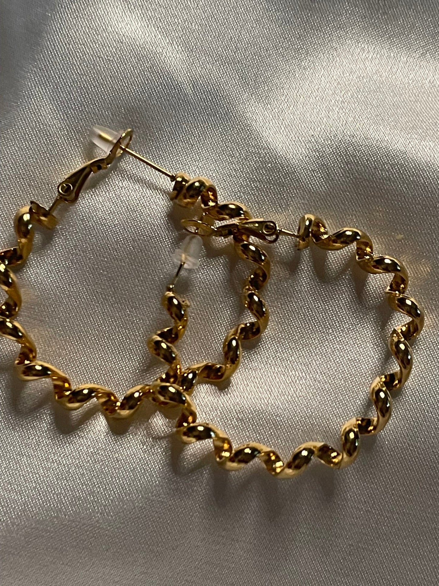 Boucles d'Oreilles Dorées Créoles Bobines Spirales Brillantes.