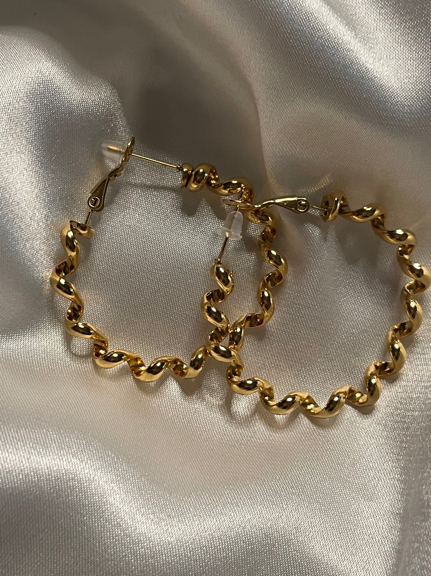 Boucles d'Oreilles Dorées Créoles Bobines Spirales Brillantes.