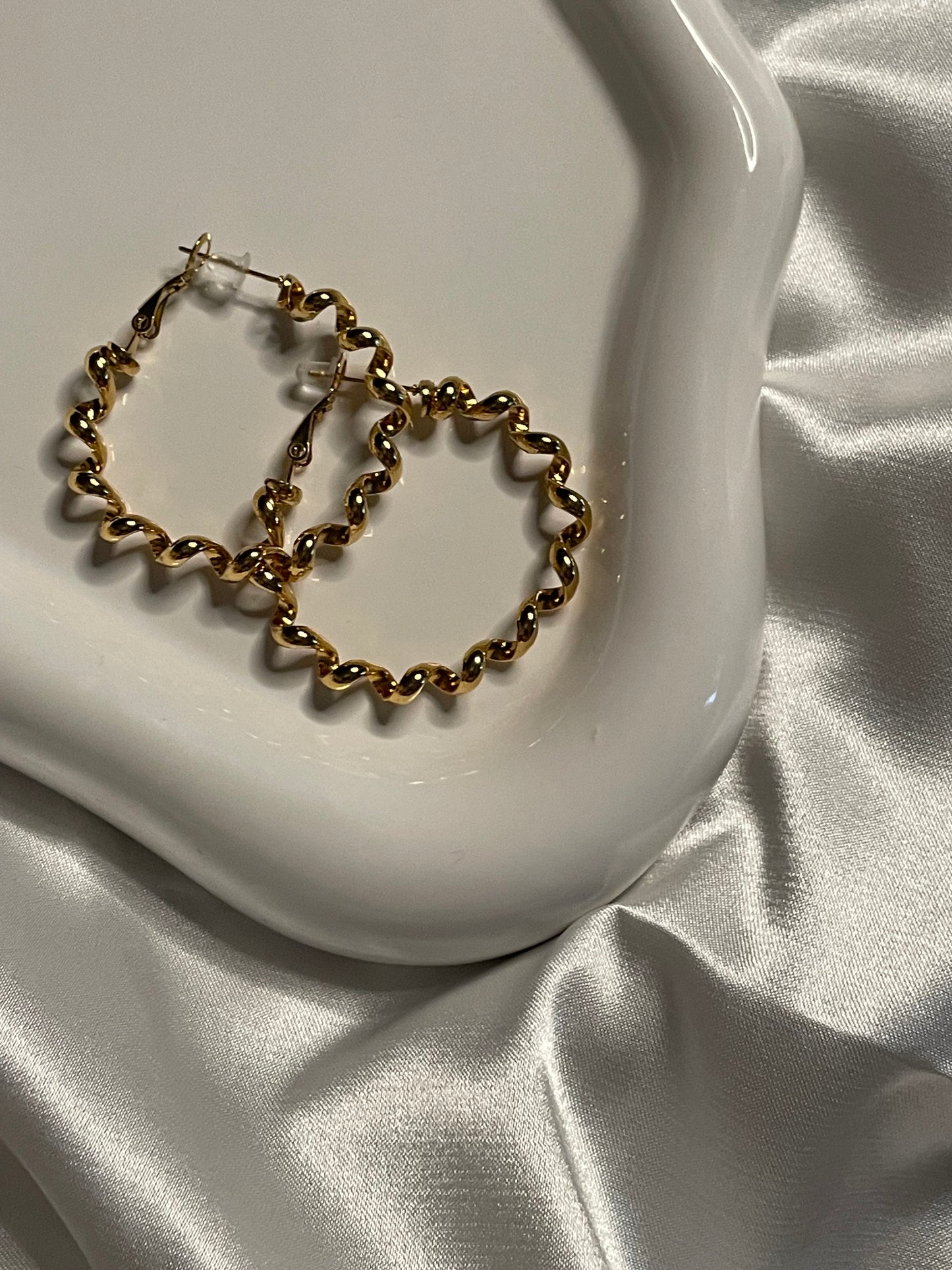 Boucles d'Oreilles Dorées Créoles Bobines Spirales Brillantes.
