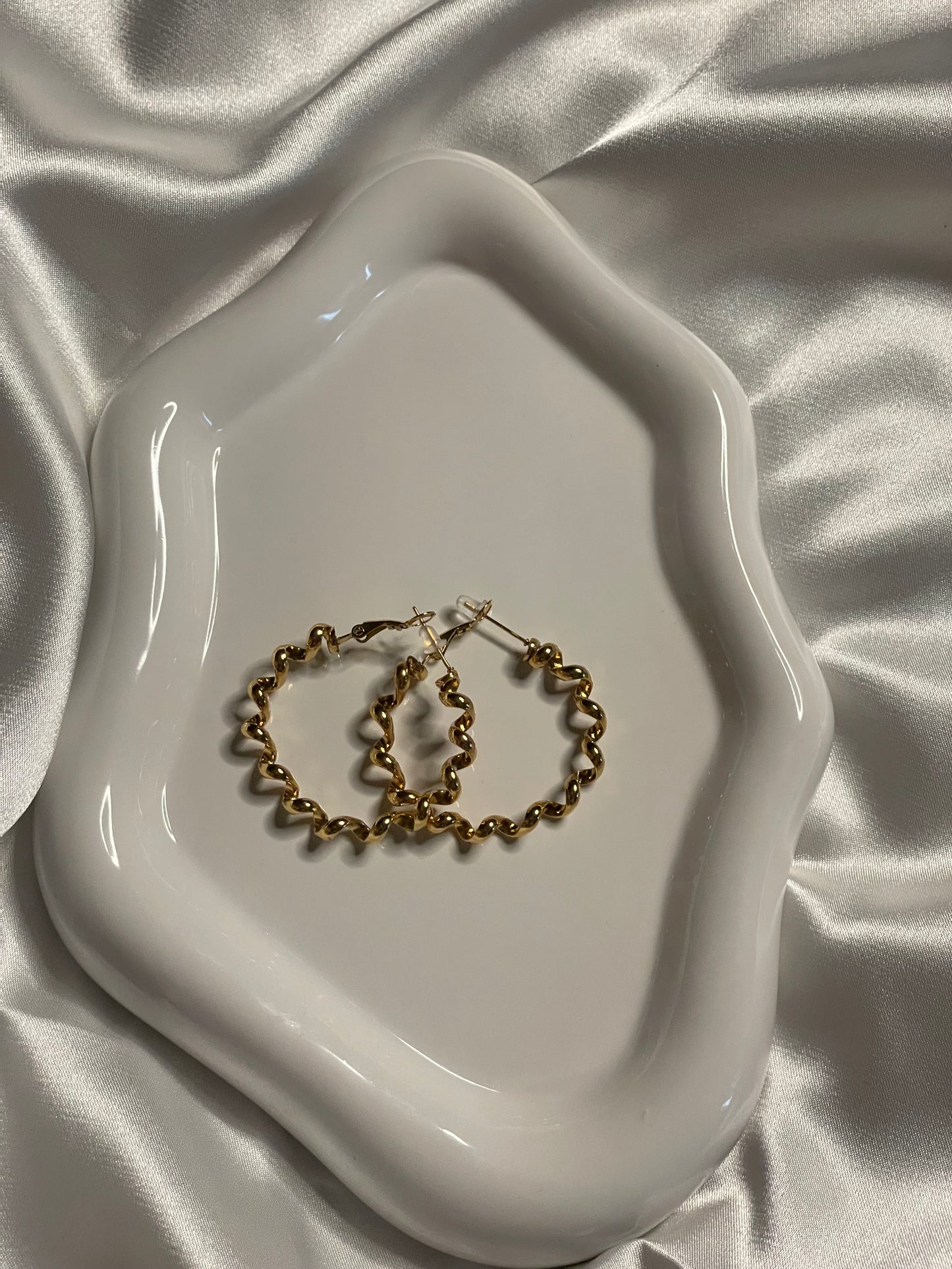 Boucles d'Oreilles Dorées Créoles Bobines Spirales Brillantes.