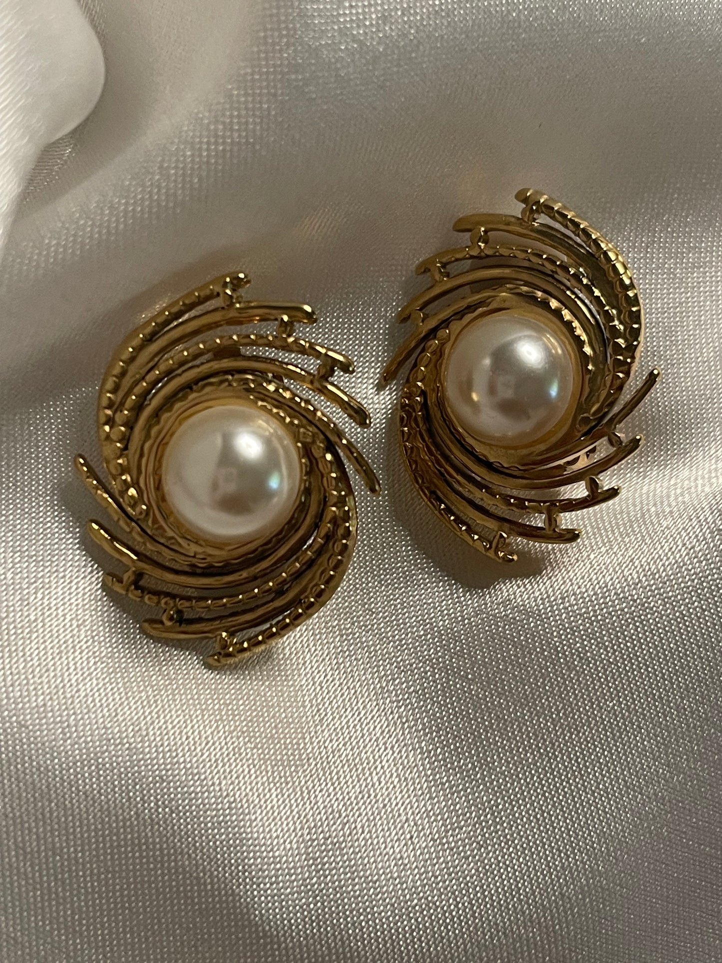 Boucles d'Oreilles Dorées Clips Perles Avec Cadres Cyclones.