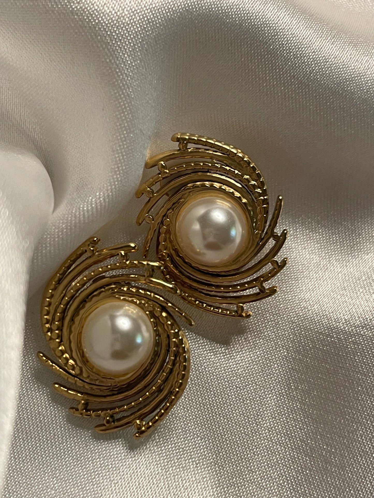 Boucles d'Oreilles Dorées Clips Perles Avec Cadres Cyclones.