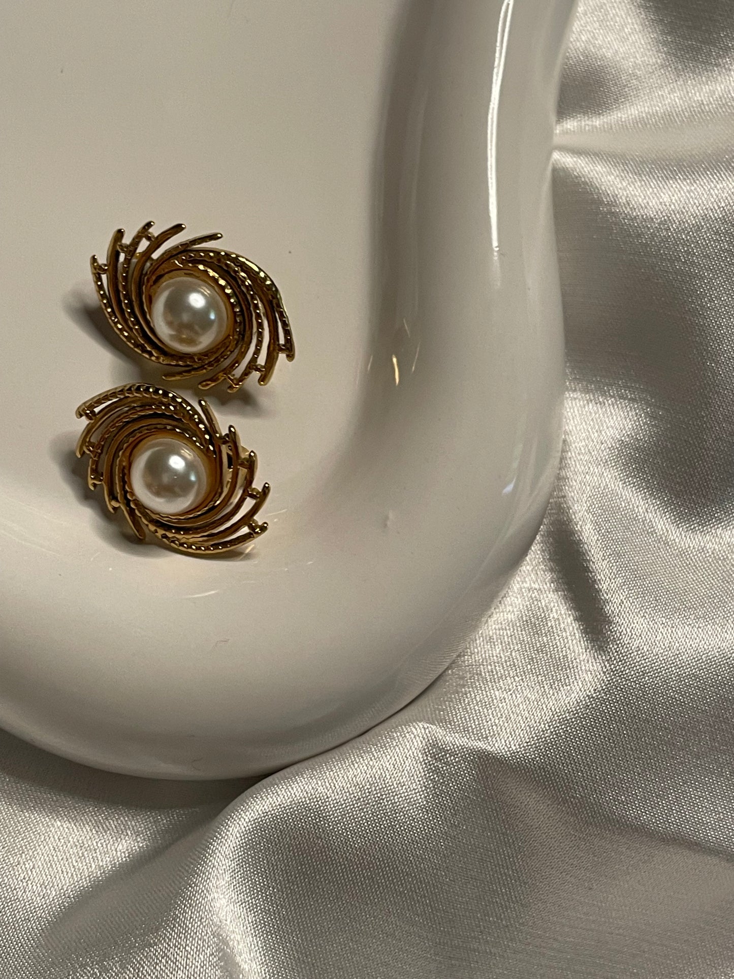 Boucles d'Oreilles Dorées Clips Perles Avec Cadres Cyclones.