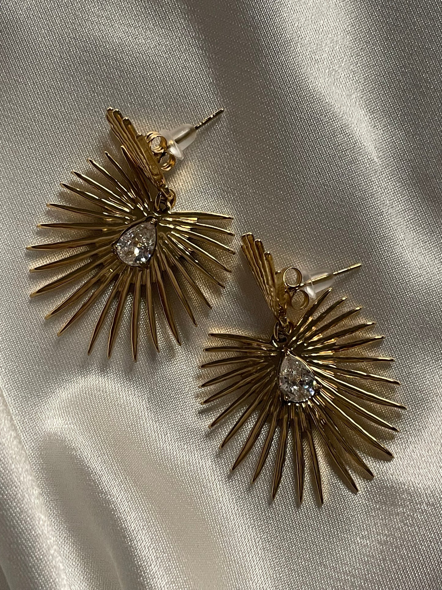 Boucles d'Oreilles Dorées Avec Pendentifs Soleils Incrustés de Strass
