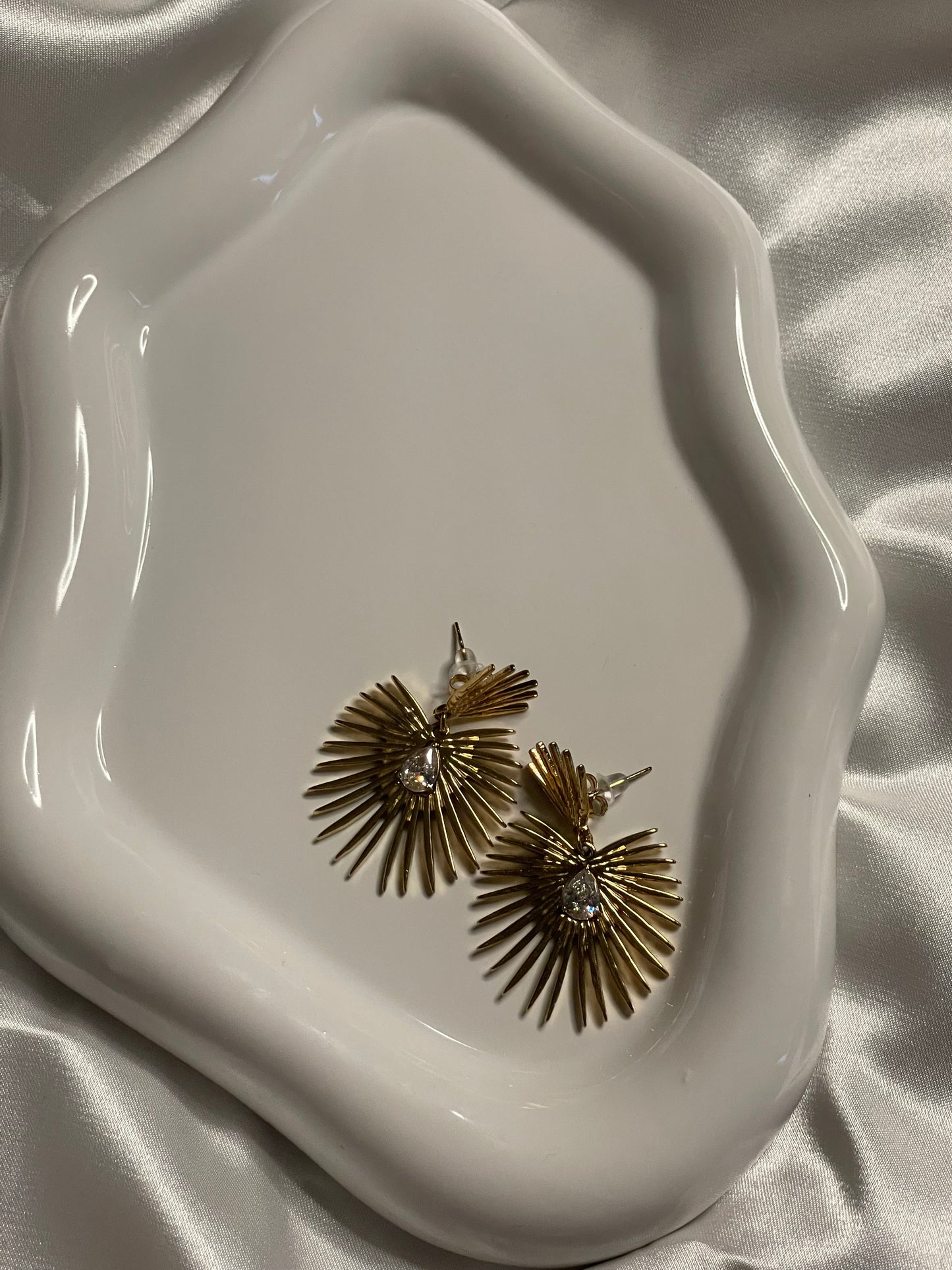 Boucles d'Oreilles Dorées Avec Pendentifs Soleils Incrustés de Strass
