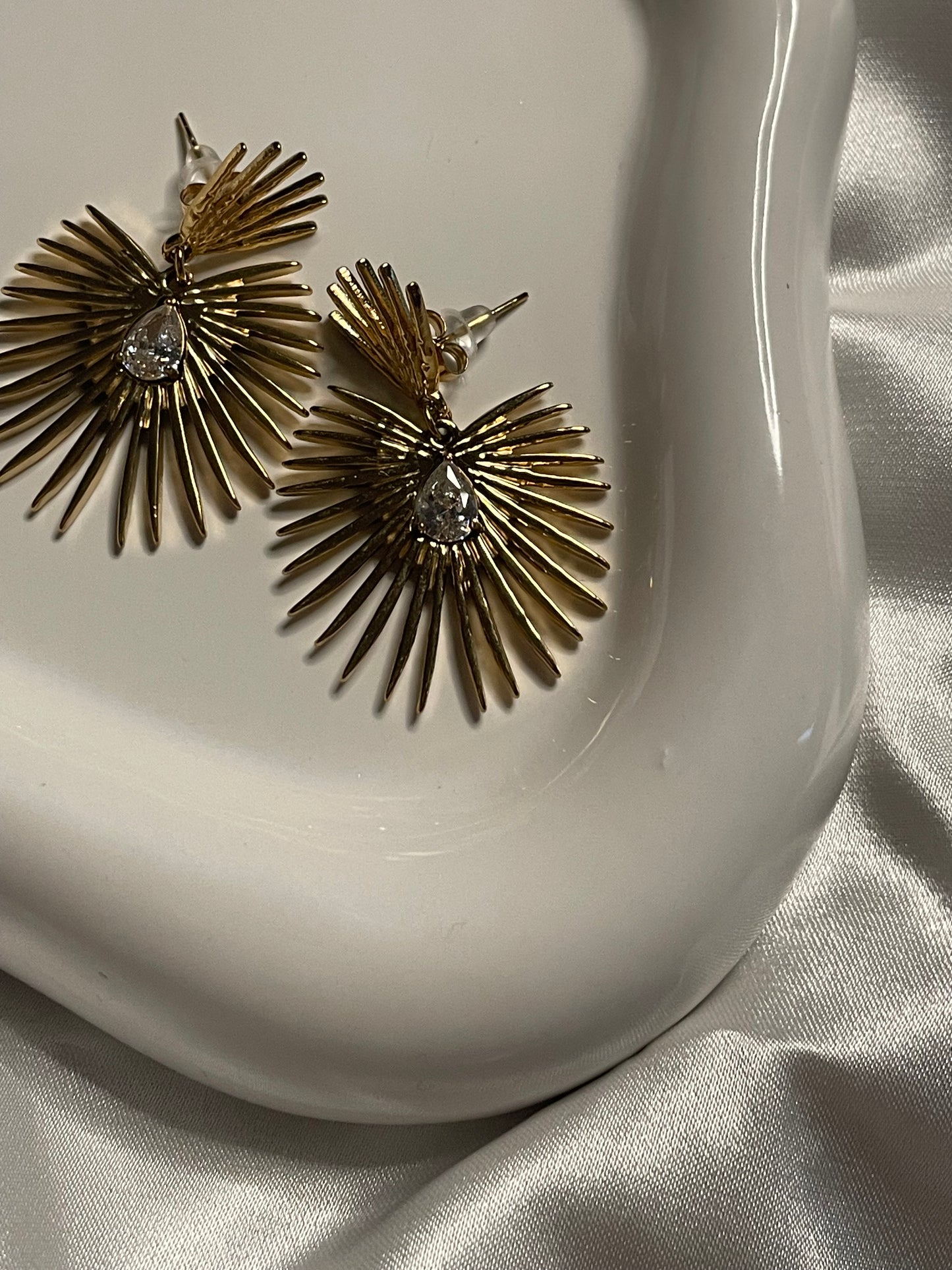 Boucles d'Oreilles Dorées Avec Pendentifs Soleils Incrustés de Strass