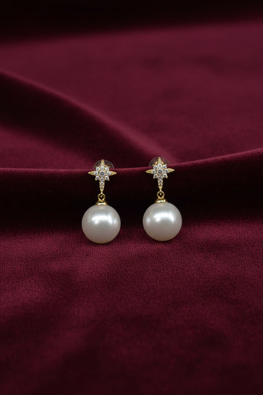 Boucles d'oreilles Élodie – Étoile dorée pavée de strass & perle nacrée