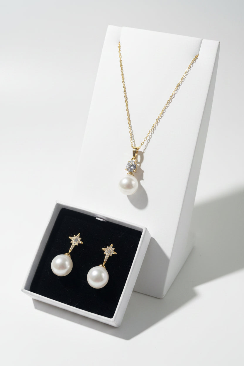 Boucles d'oreilles Élodie – Étoile dorée pavée de strass & perle nacrée