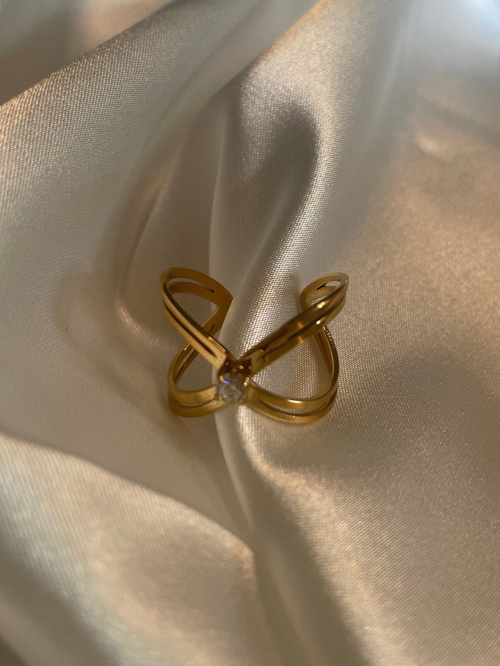 Bague Dorée Ouverte Large Creuse Fils En Croix Avec Strass