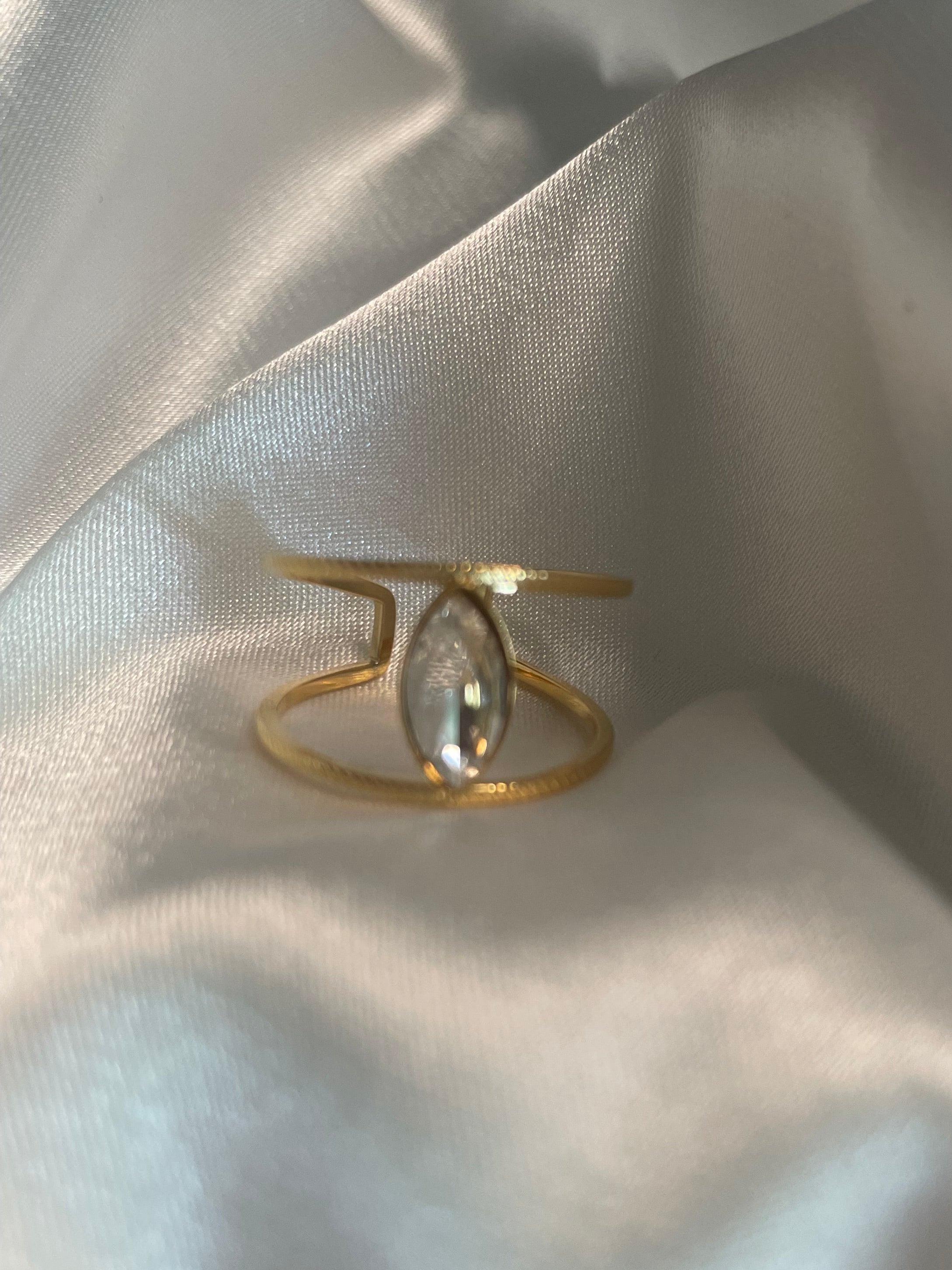 Bague Dorée Ouverte Large Creuse Avec Strass Goutte