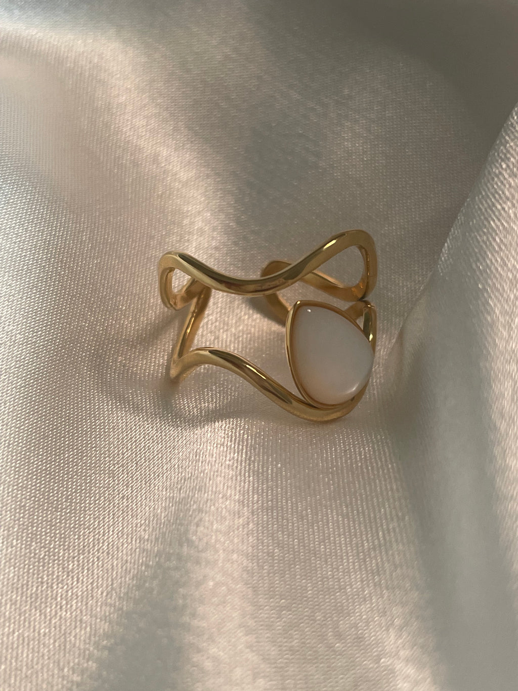 Bague Dorée Ouverte Large Creuse Avec Pierre Goutte Nacre Blanche
