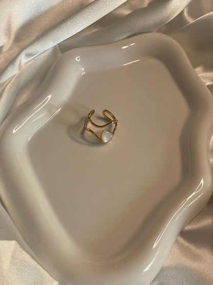 Bague Dorée Ouverte Large Creuse Avec Pierre Goutte Nacre Blanche