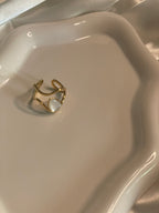 Bague Dorée Ouverte Large Creuse Avec Pierre Goutte Nacre Blanche