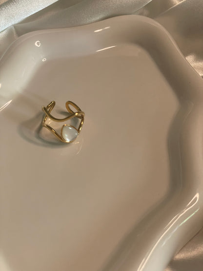 Bague Dorée Ouverte Large Creuse Avec Pierre Goutte Nacre Blanche
