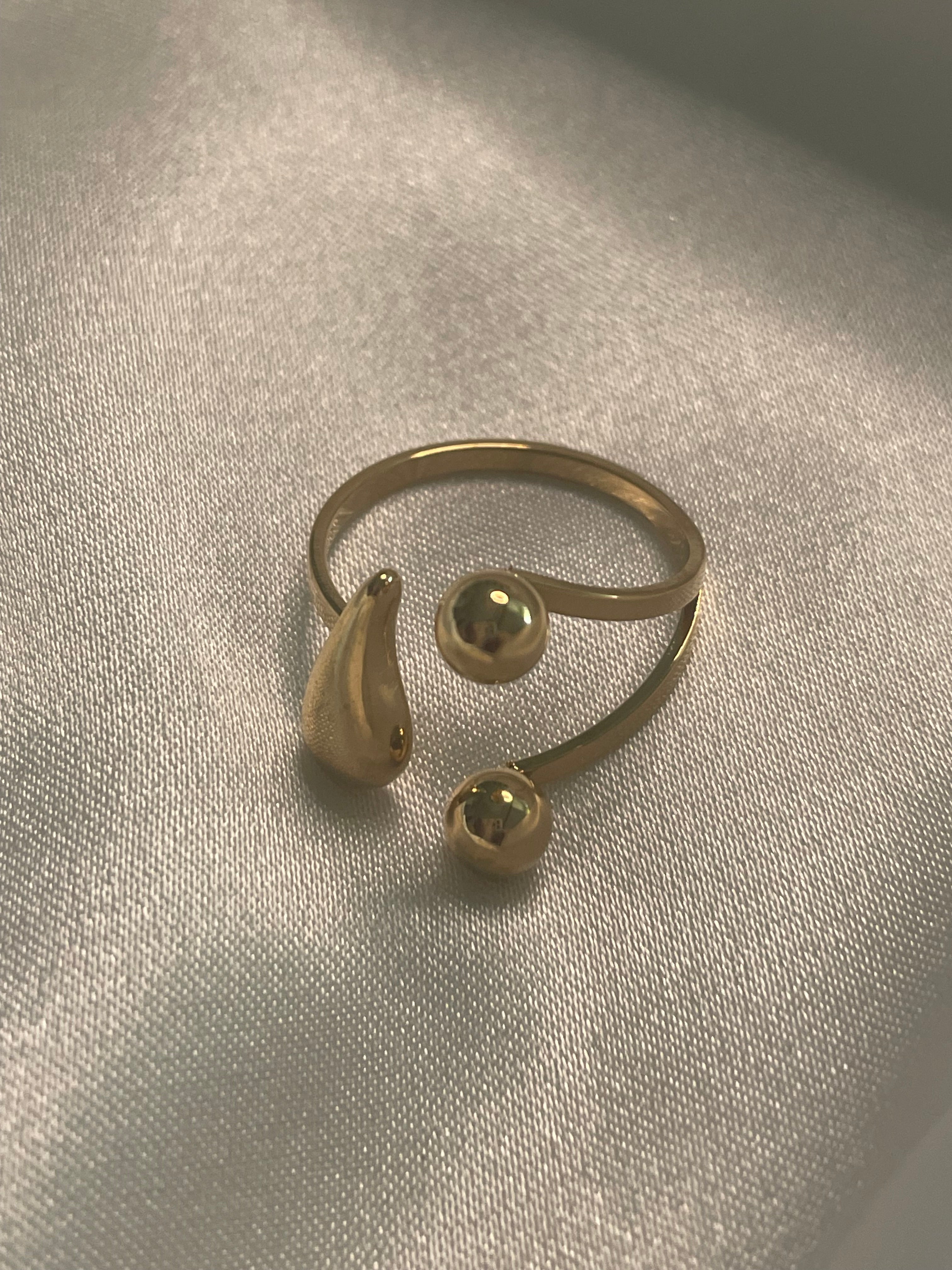 Bague Dorée Boules Et Goutte Sur pointes.