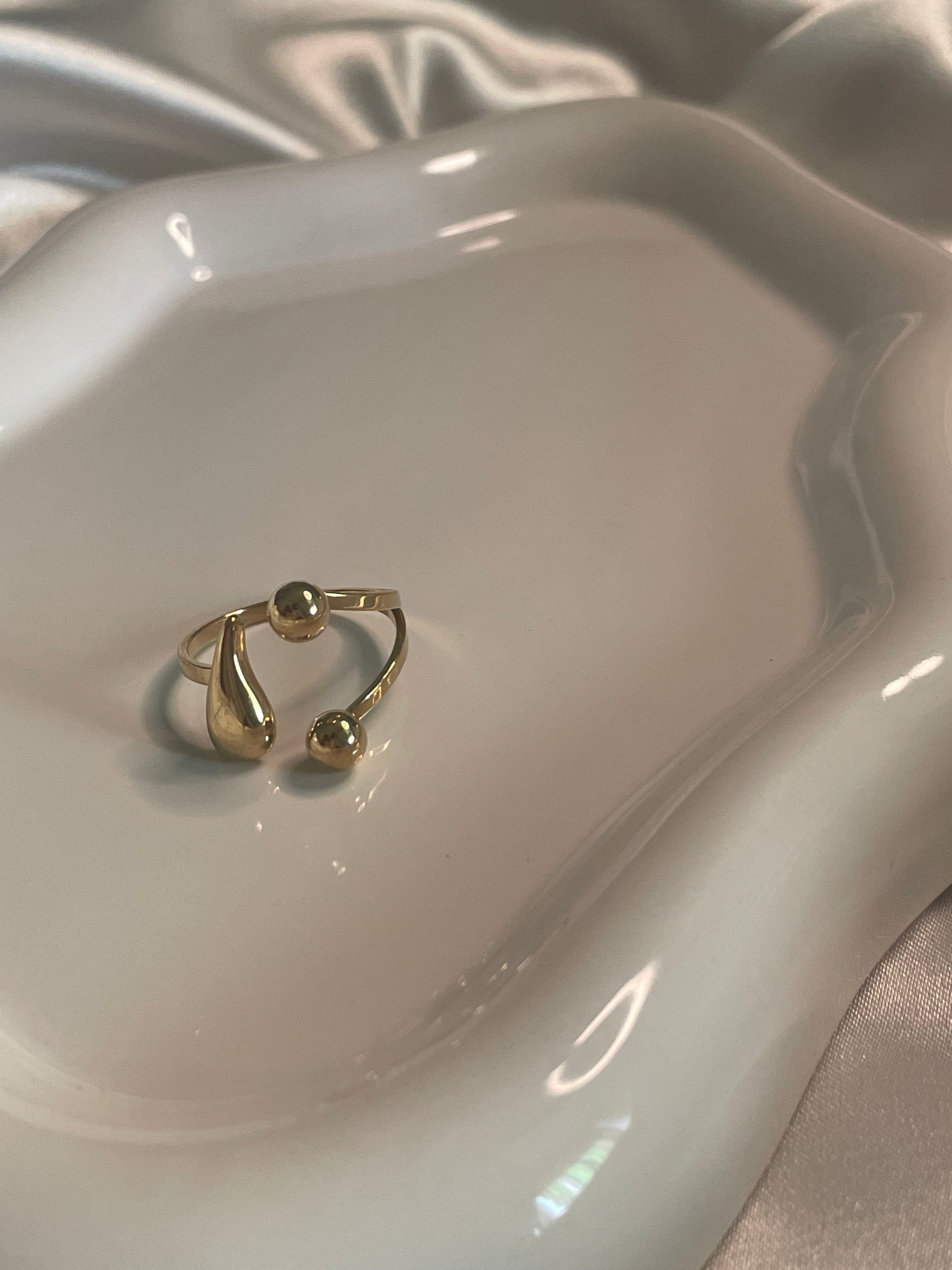 Bague Dorée Boules Et Goutte Sur pointes.