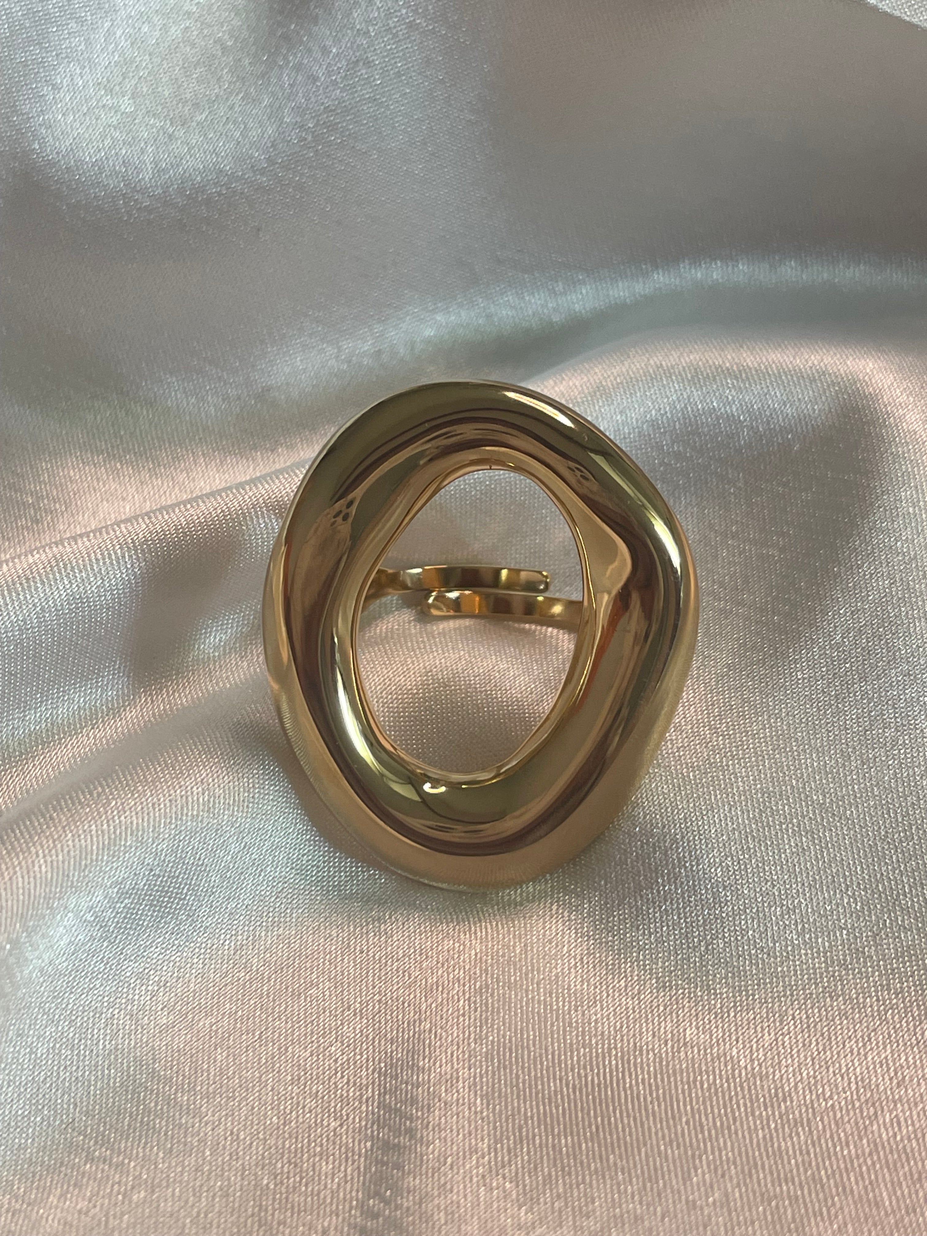 Bague Dorée Avec Gros Anneau Irrégulier 3cm longueur externe