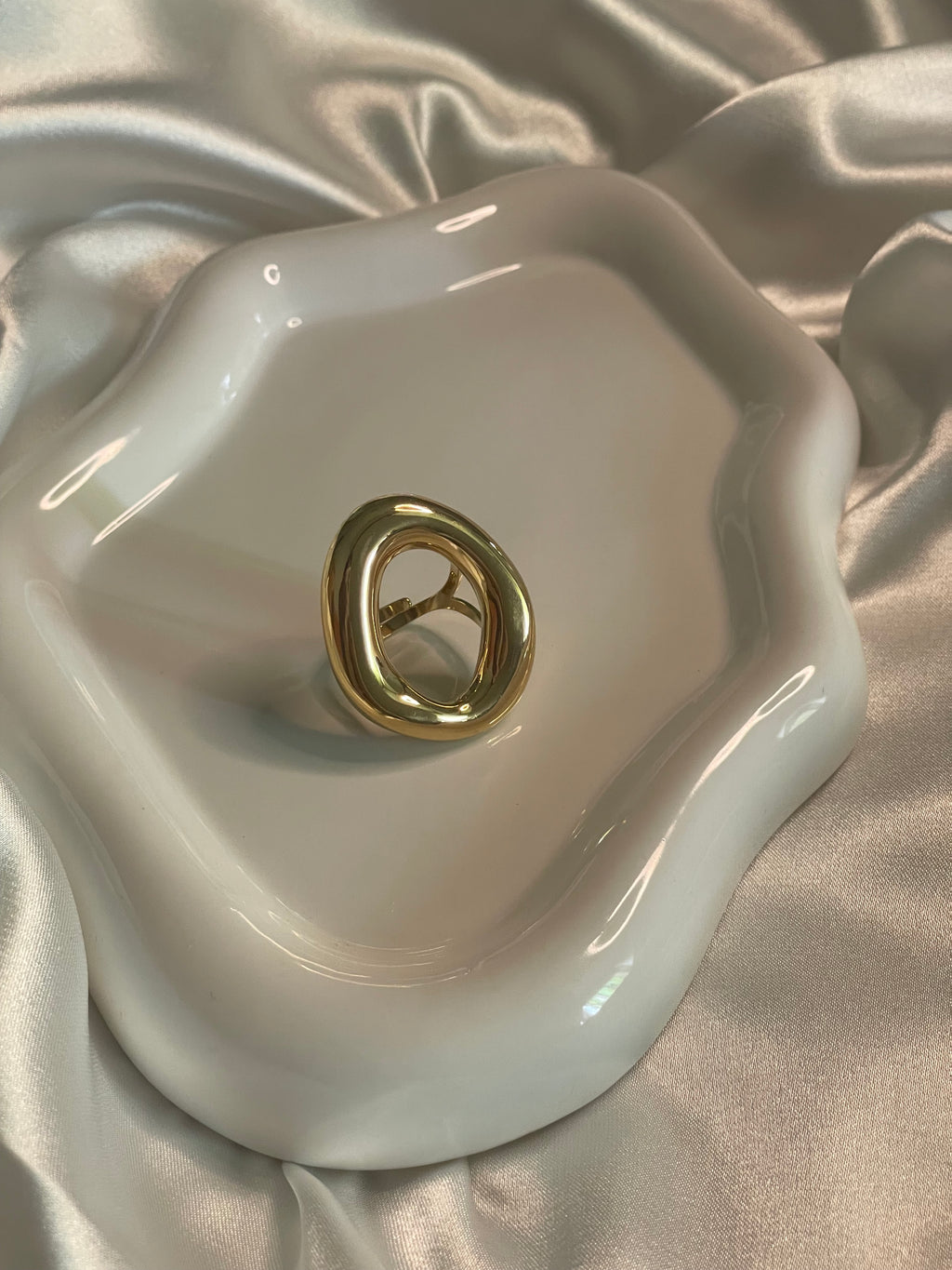 Bague Dorée Avec Gros Anneau Irrégulier 3cm longueur externe