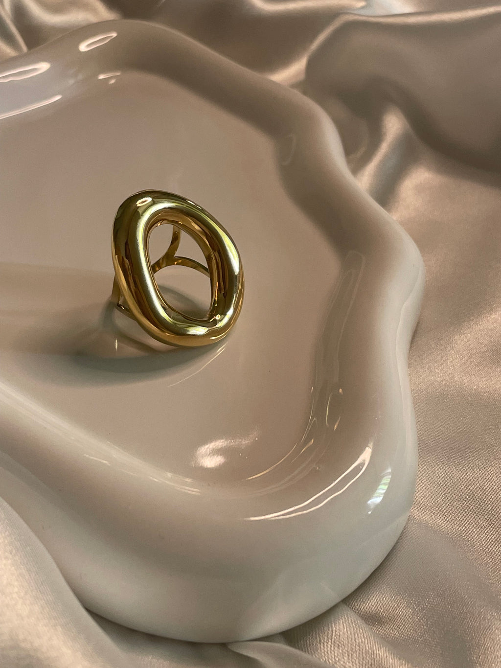 Bague Dorée Avec Gros Anneau Irrégulier 3cm longueur externe