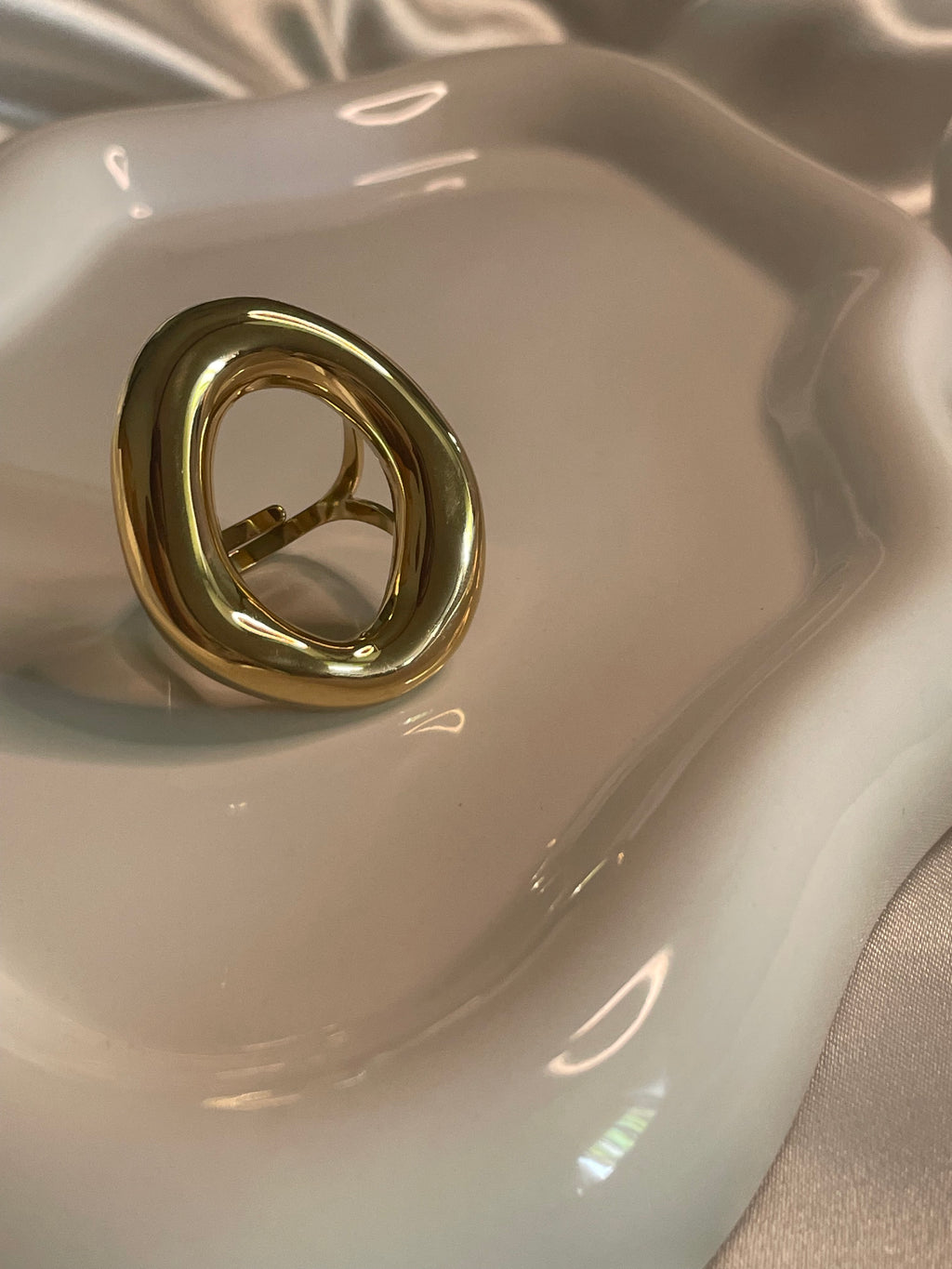 Bague Dorée Avec Gros Anneau Irrégulier 3cm longueur externe