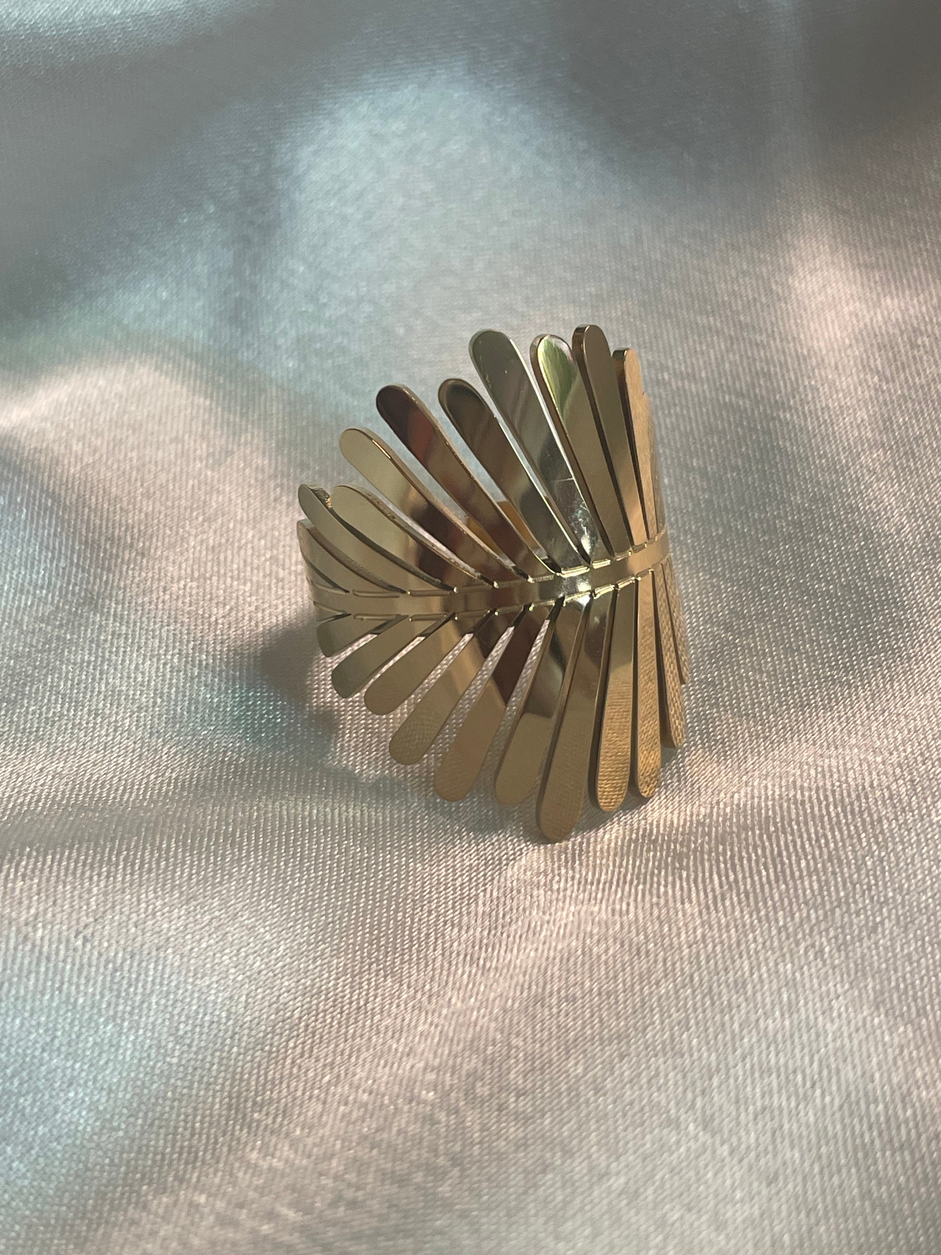 Bague Dorée Feuilles de Plumes Brillantes