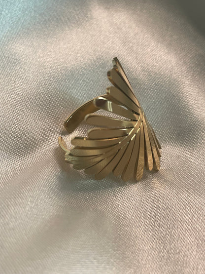 Bague Dorée Feuilles de Plumes Brillantes