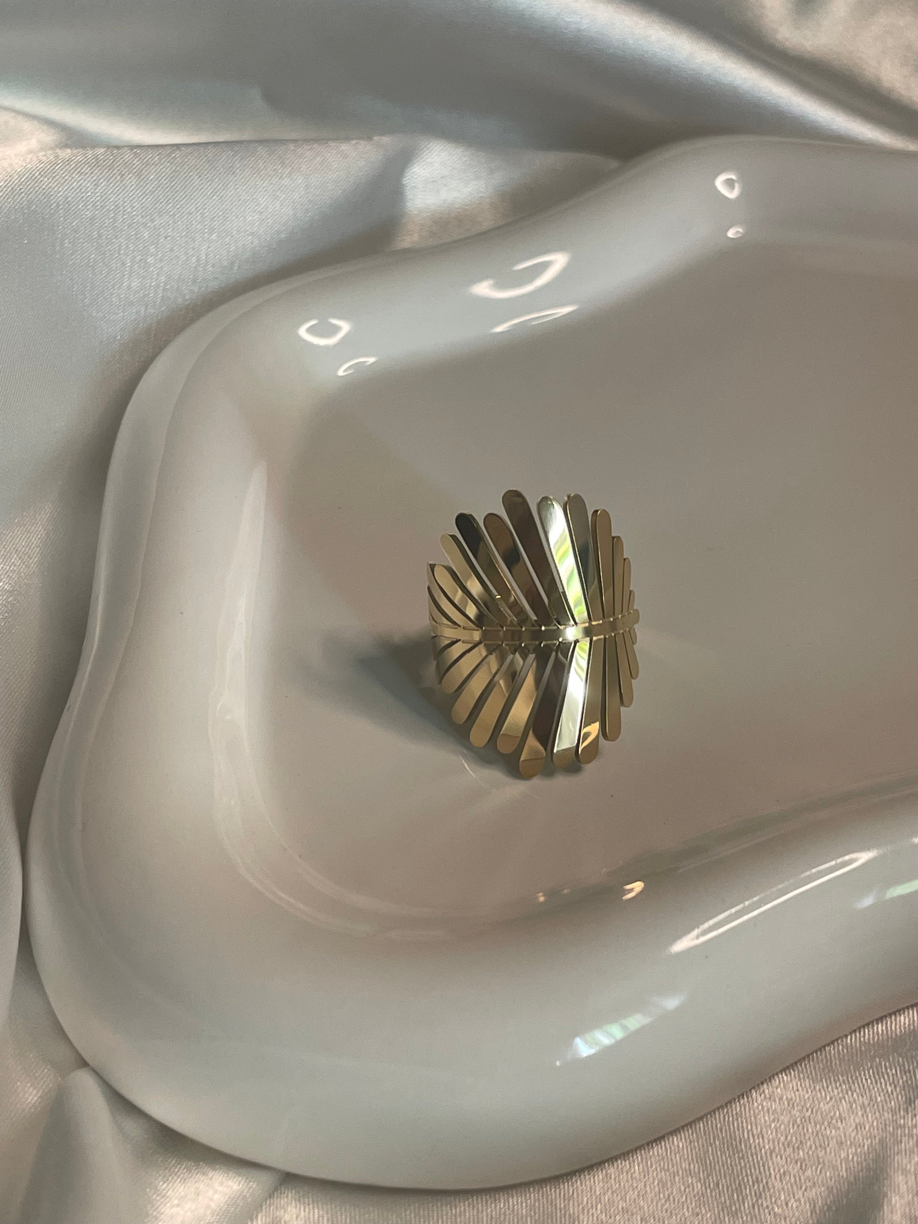 Bague Dorée Feuilles de Plumes Brillantes