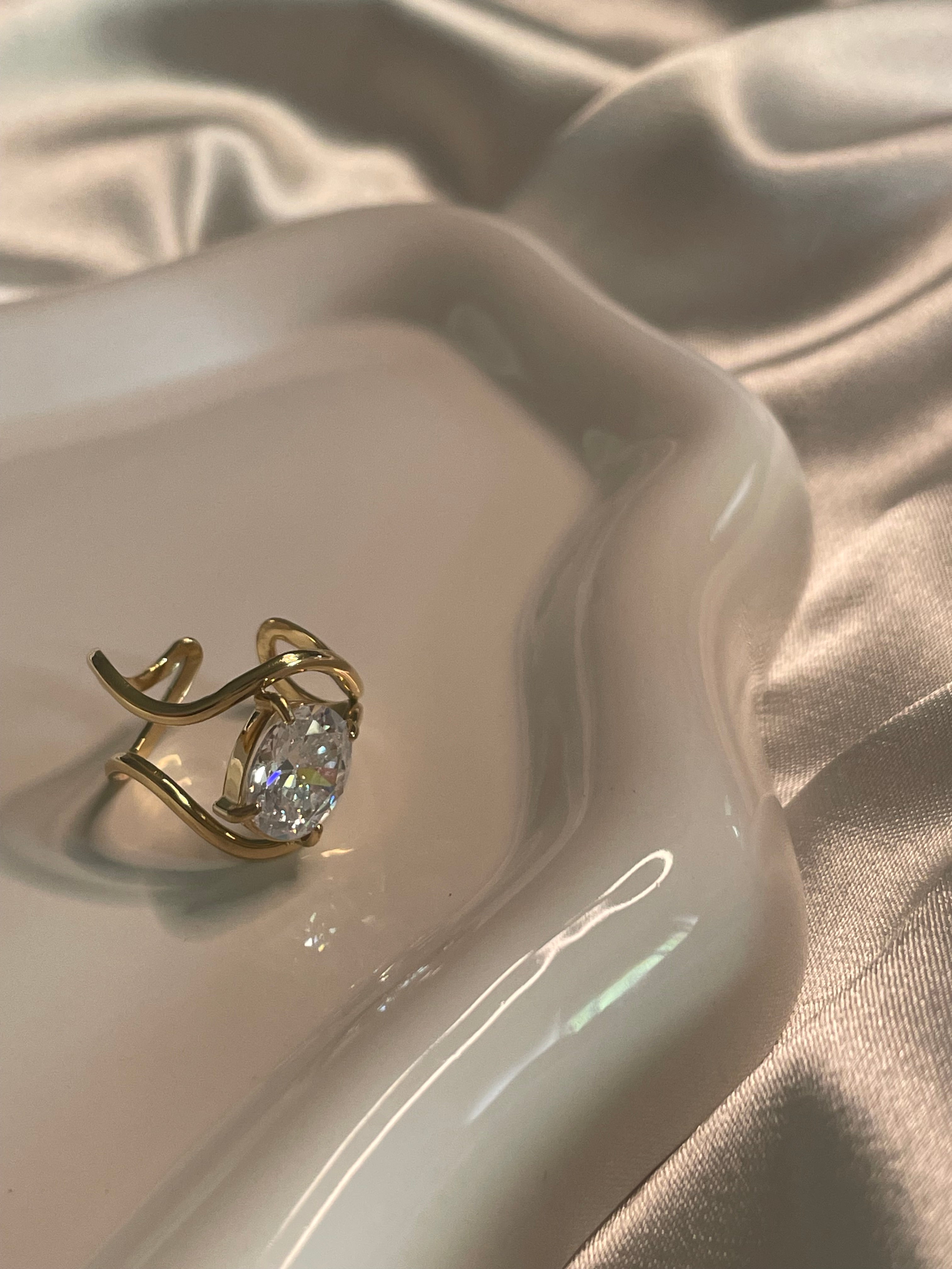 Bague Dorée Double Courbes Avec Strass Ovale.