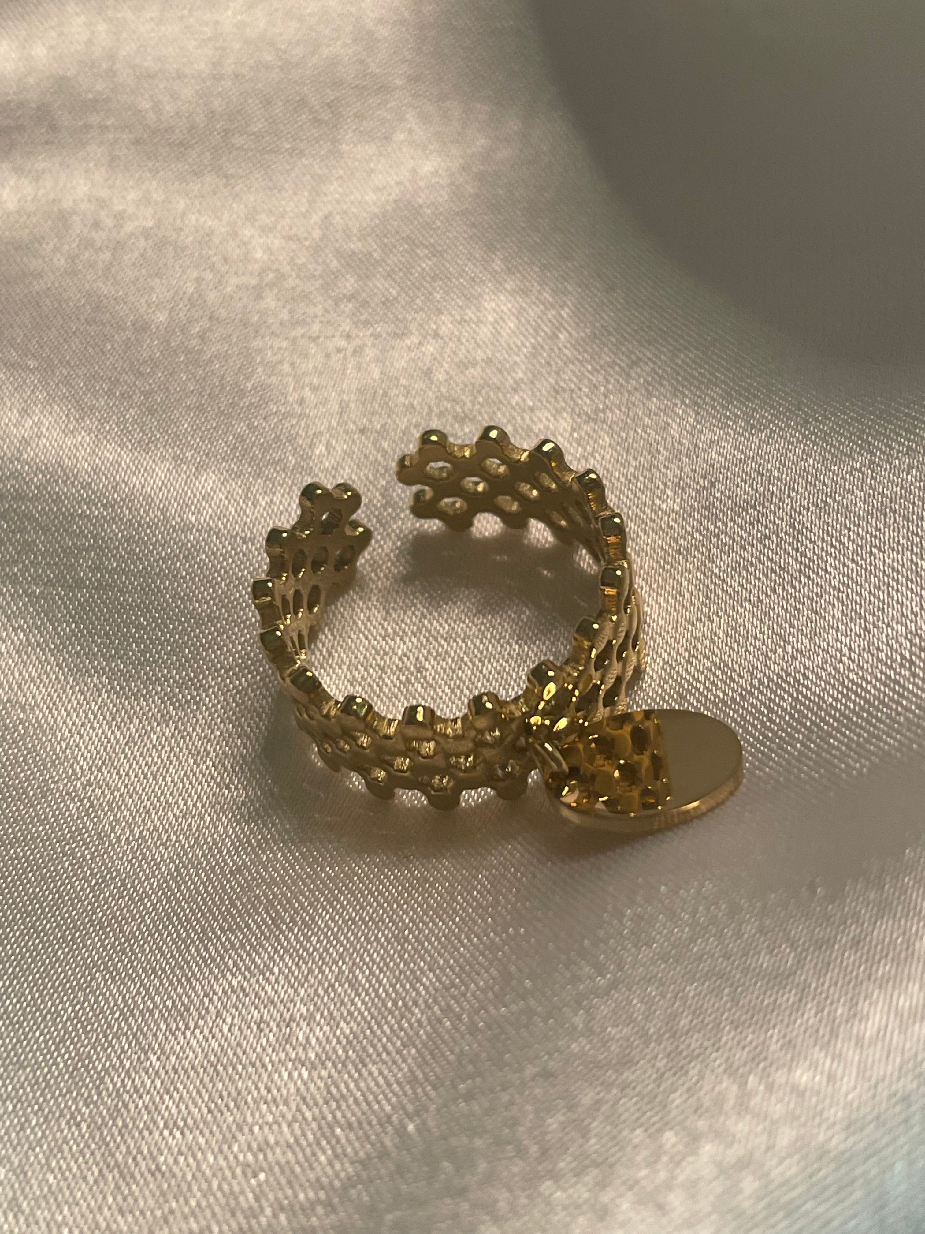 Bague dorée multi points avec pendentif rond.