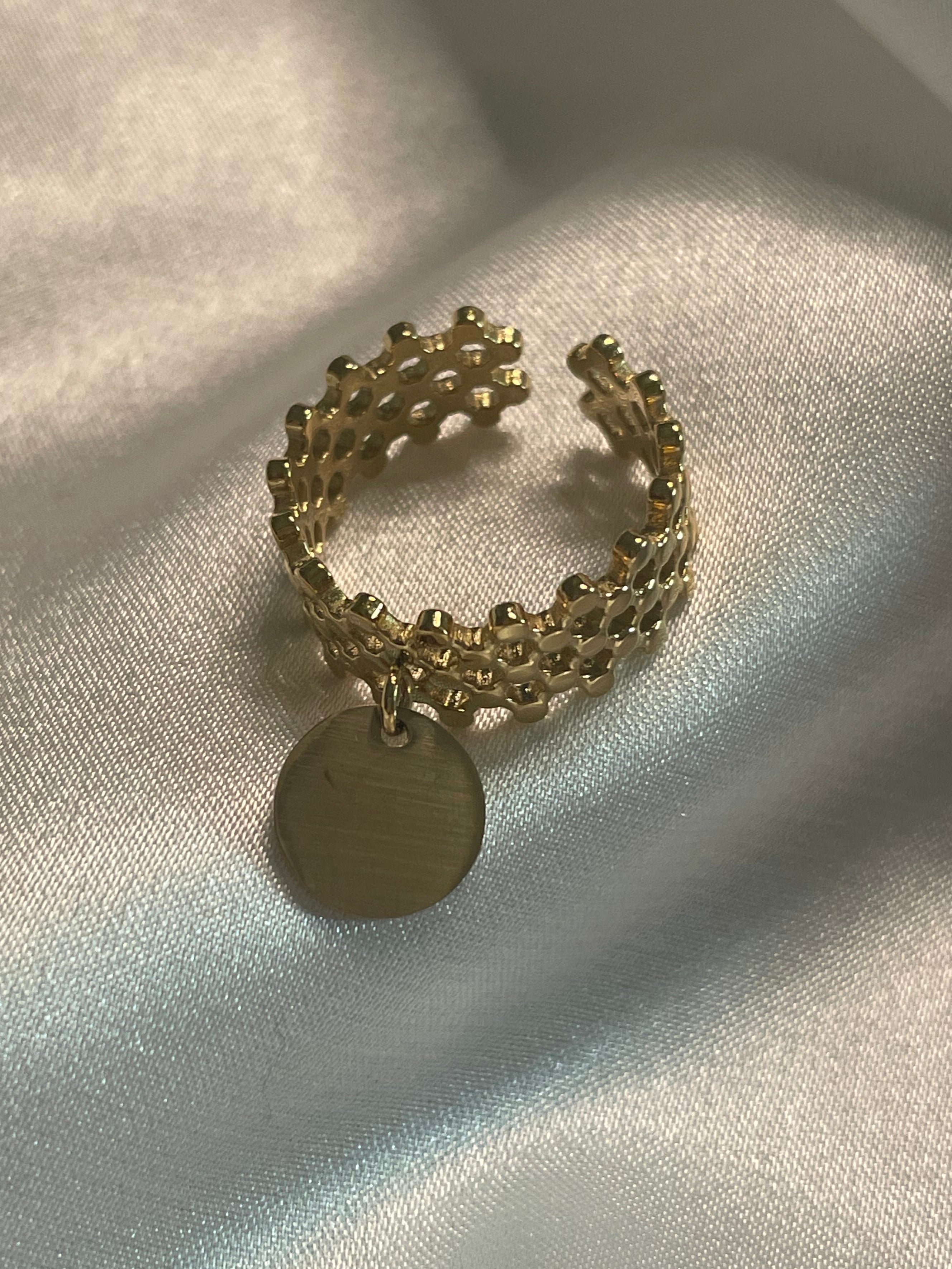 Bague dorée multi points avec pendentif rond.