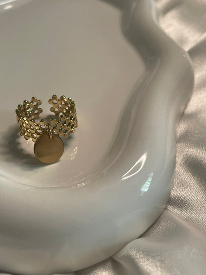 Bague dorée multi points avec pendentif rond.