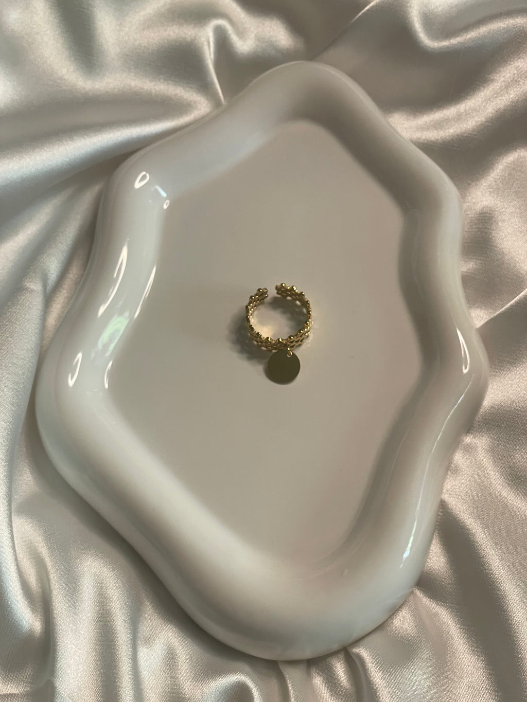 Bague dorée multi points avec pendentif rond.