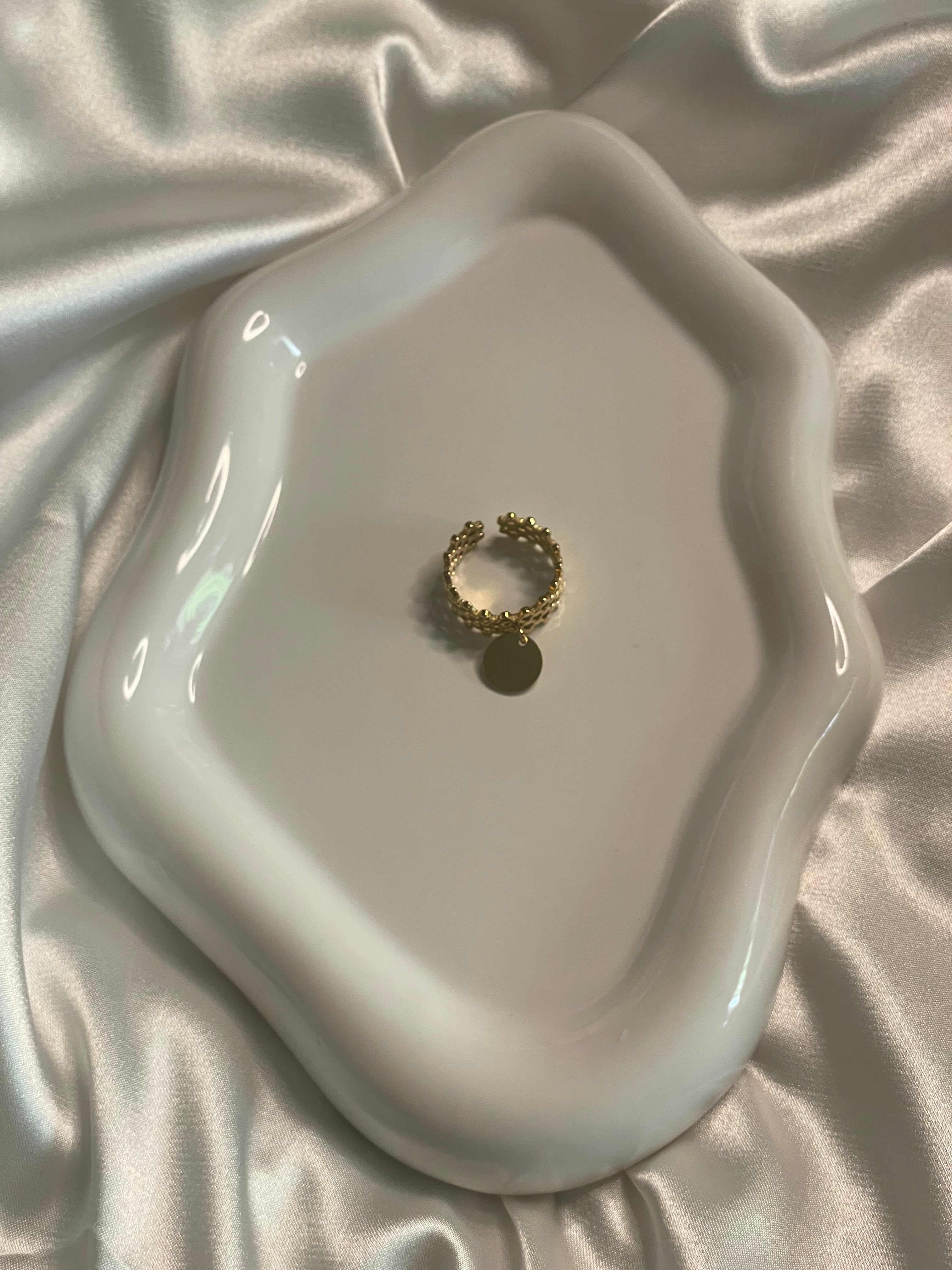 Bague dorée multi points avec pendentif rond.