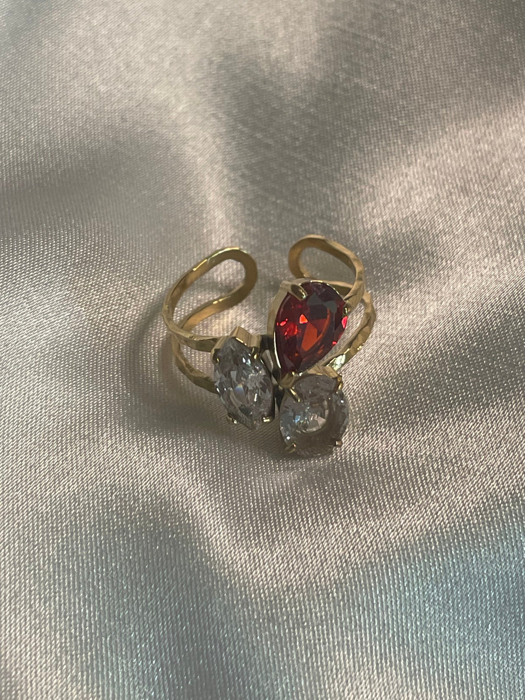 Bague Dorée Avec Strass Clair Et Rouge