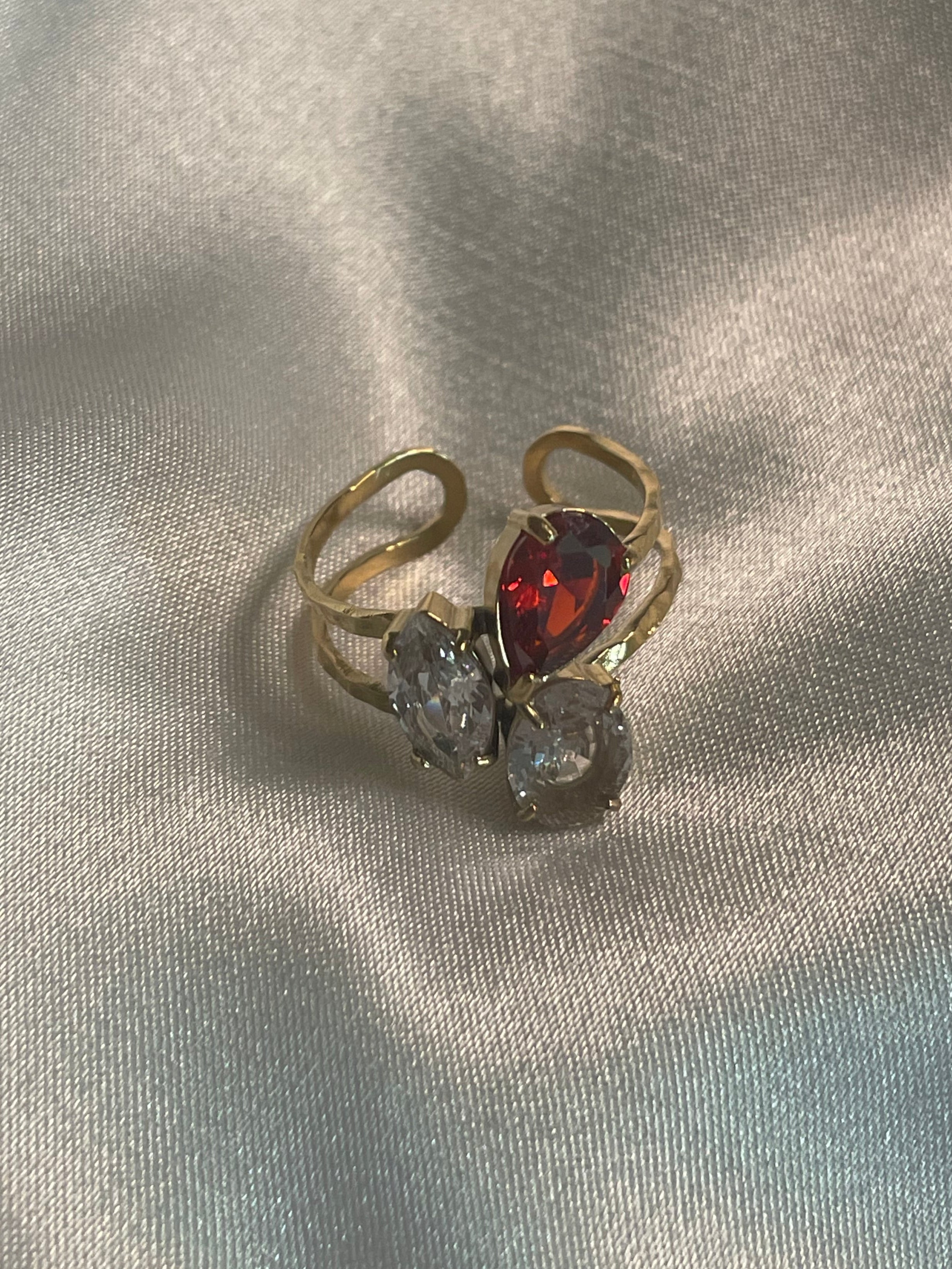 Bague Dorée Avec Strass Clair Et Rouge