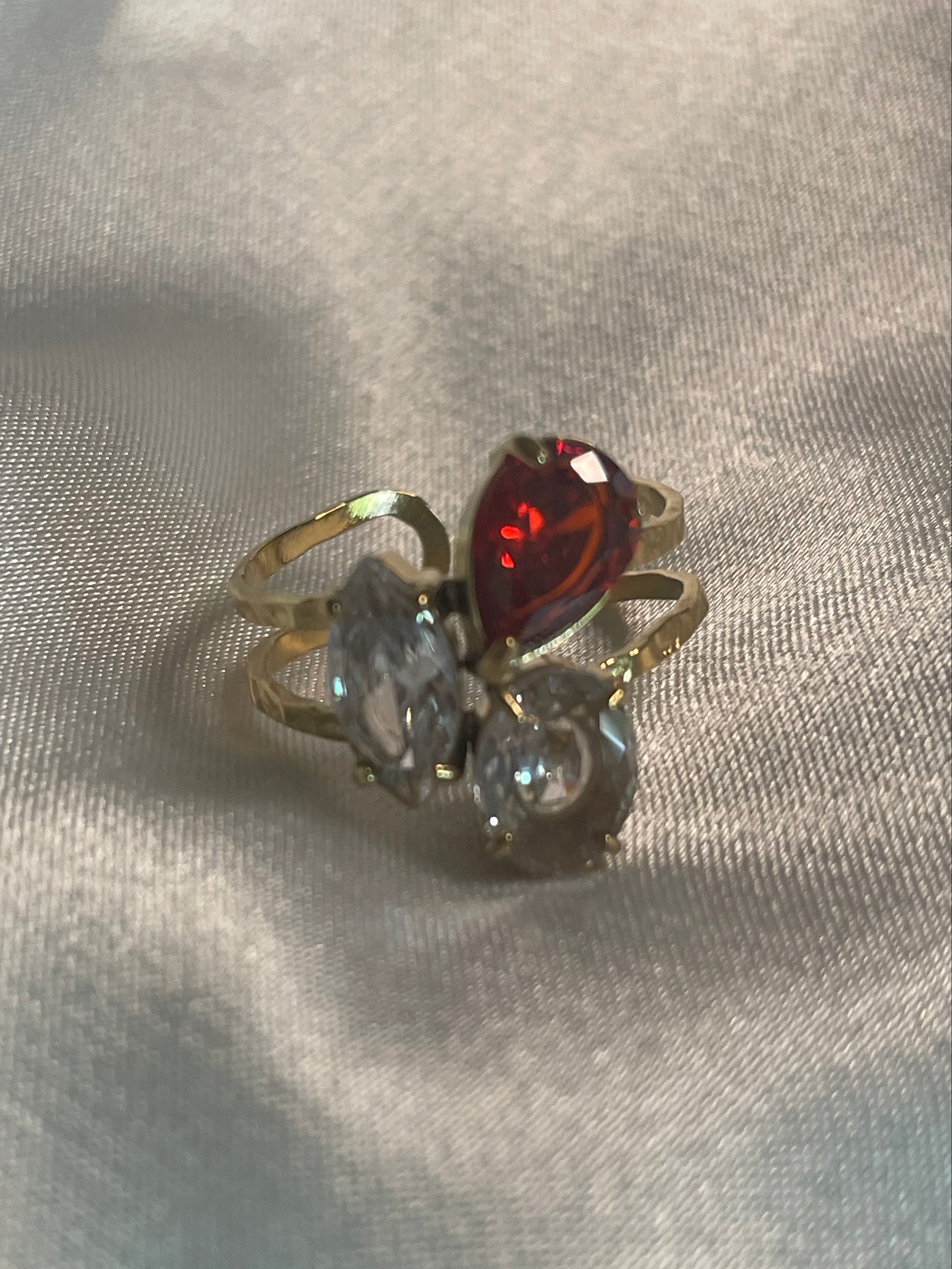Bague Dorée Avec Strass Clair Et Rouge