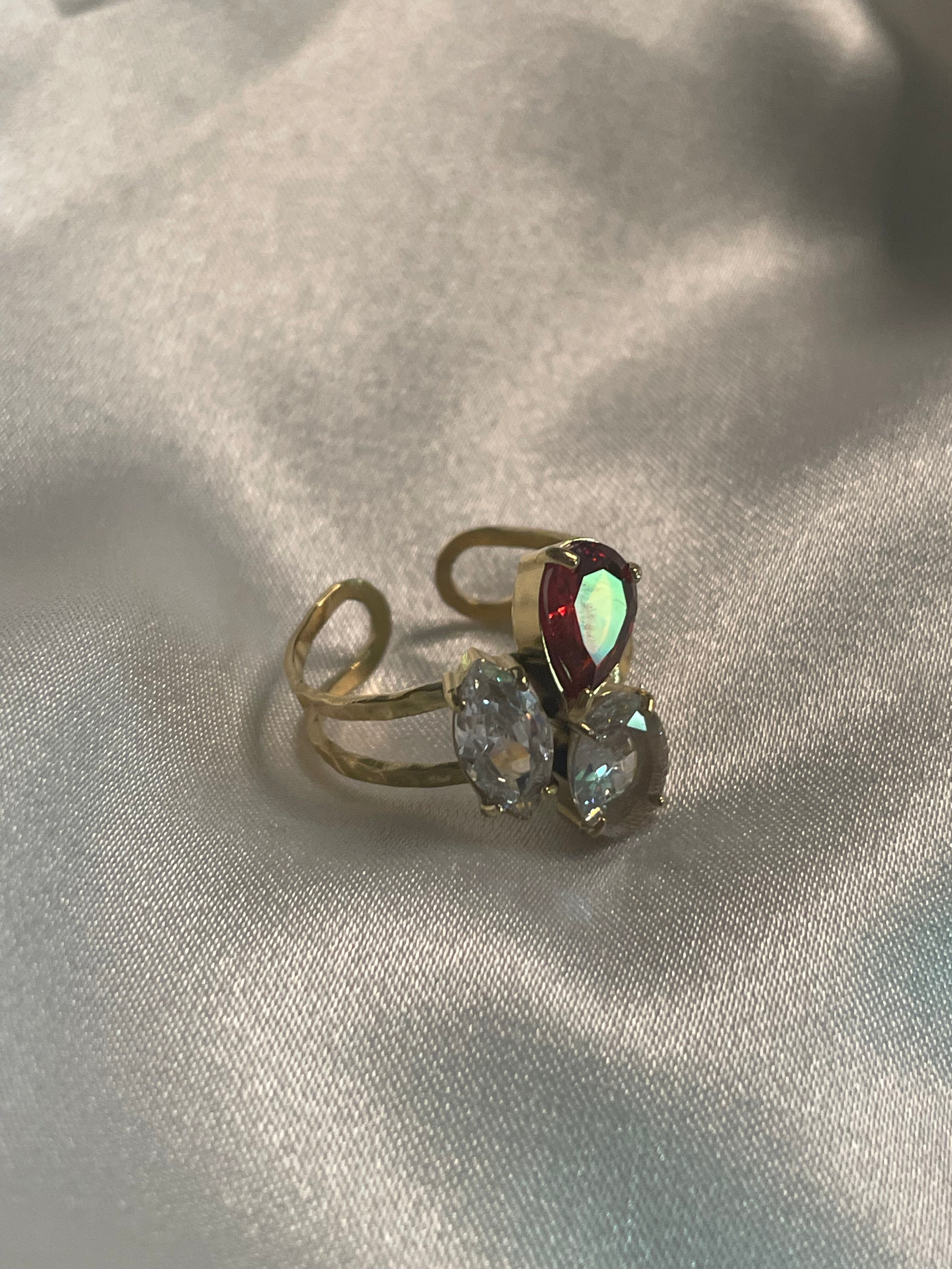 Bague Dorée Avec Strass Clair Et Rouge