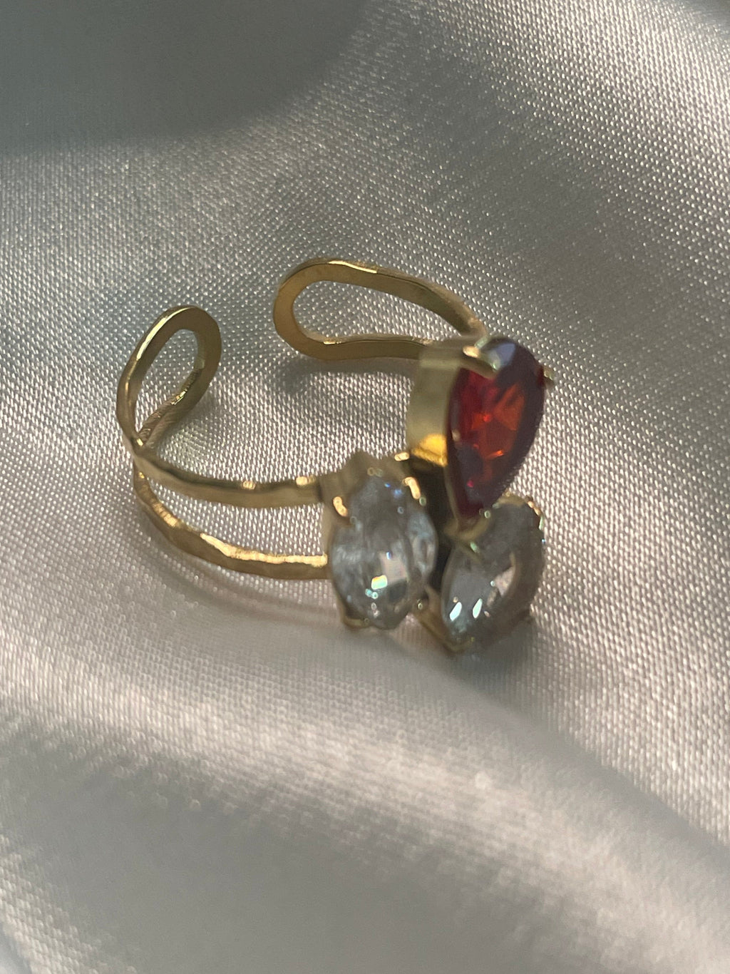 Bague Dorée Avec Strass Clair Et Rouge