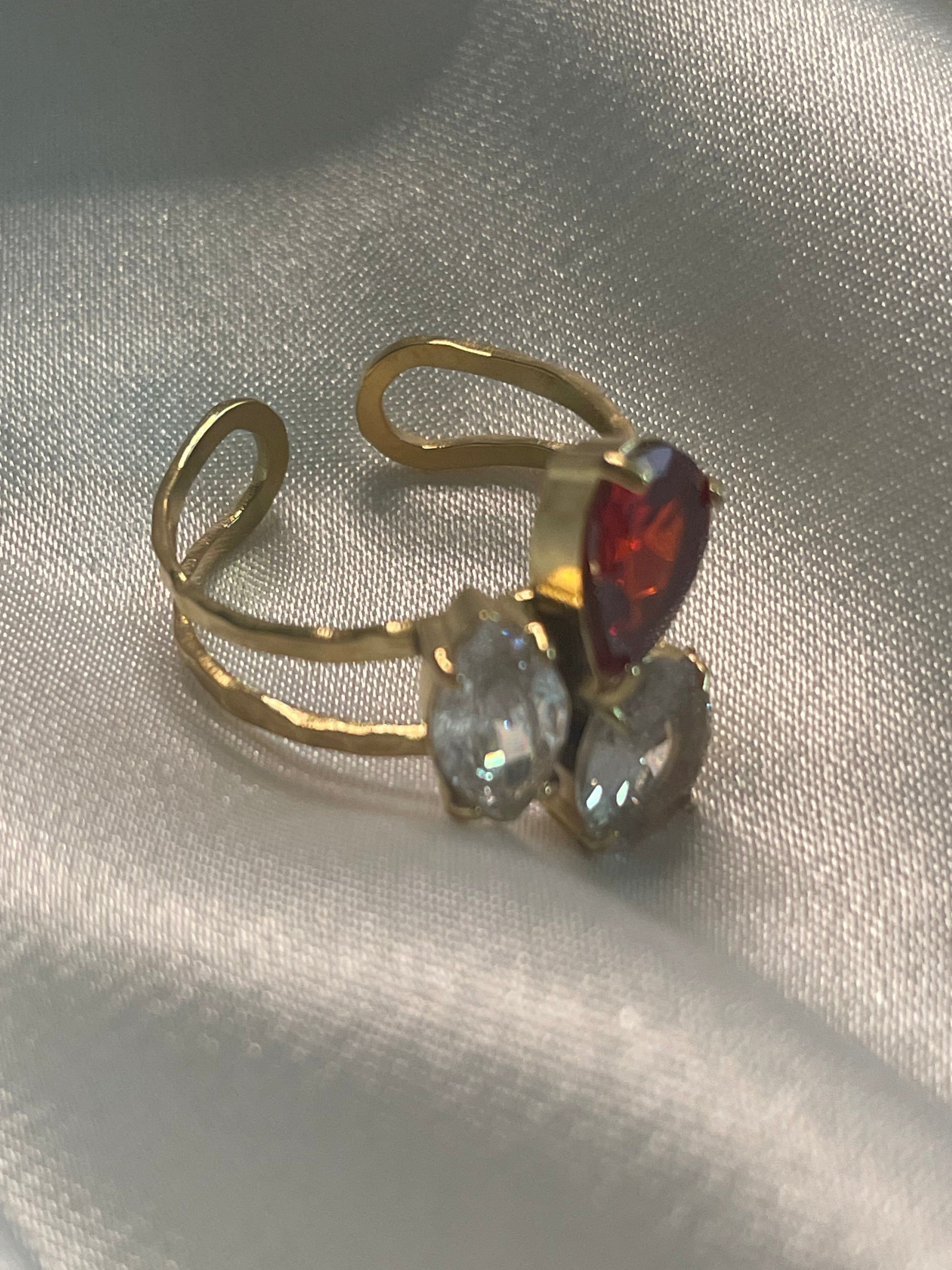 Bague Dorée Avec Strass Clair Et Rouge