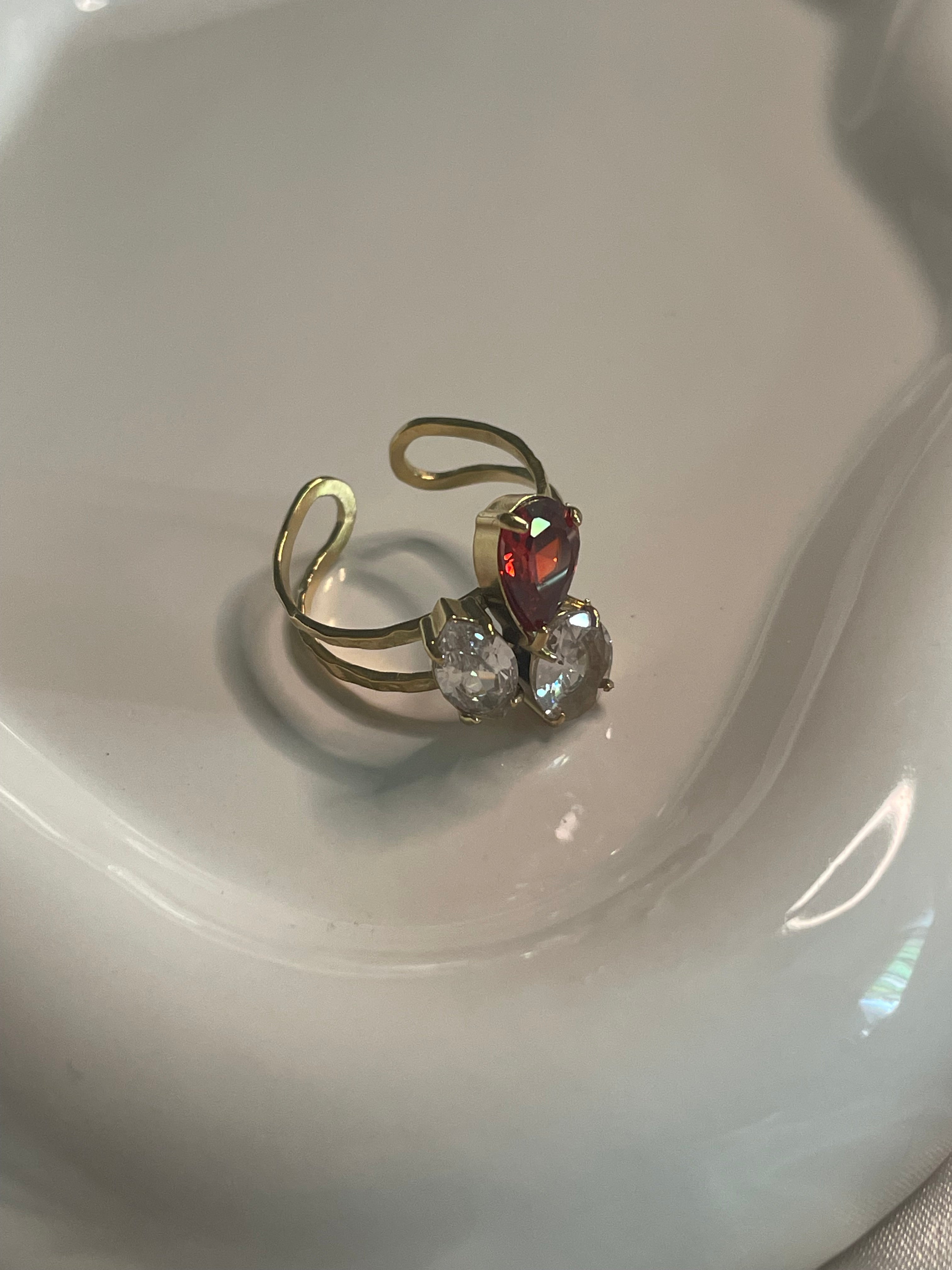 Bague Dorée Avec Strass Clair Et Rouge
