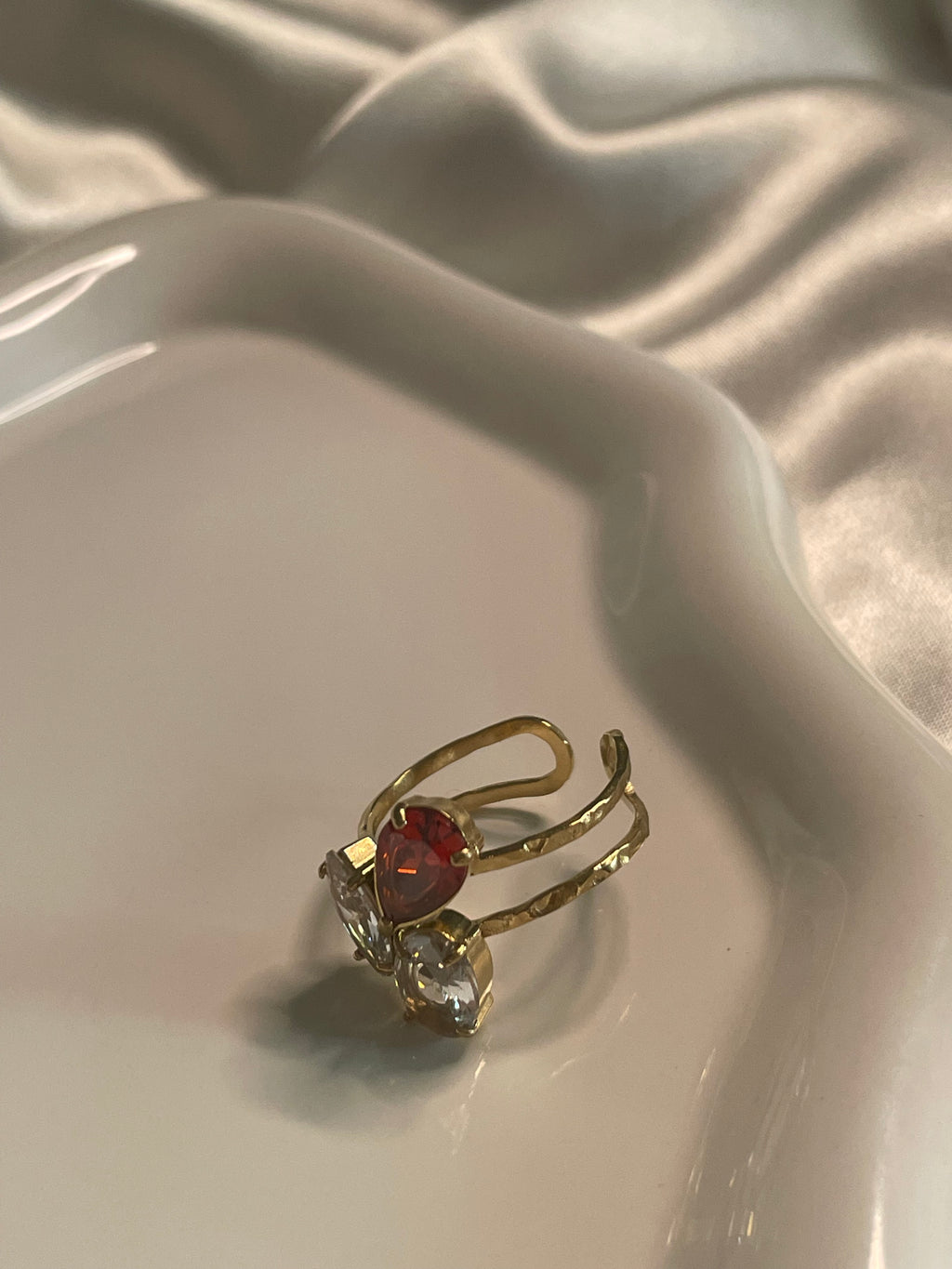 Bague Dorée Avec Strass Clair Et Rouge