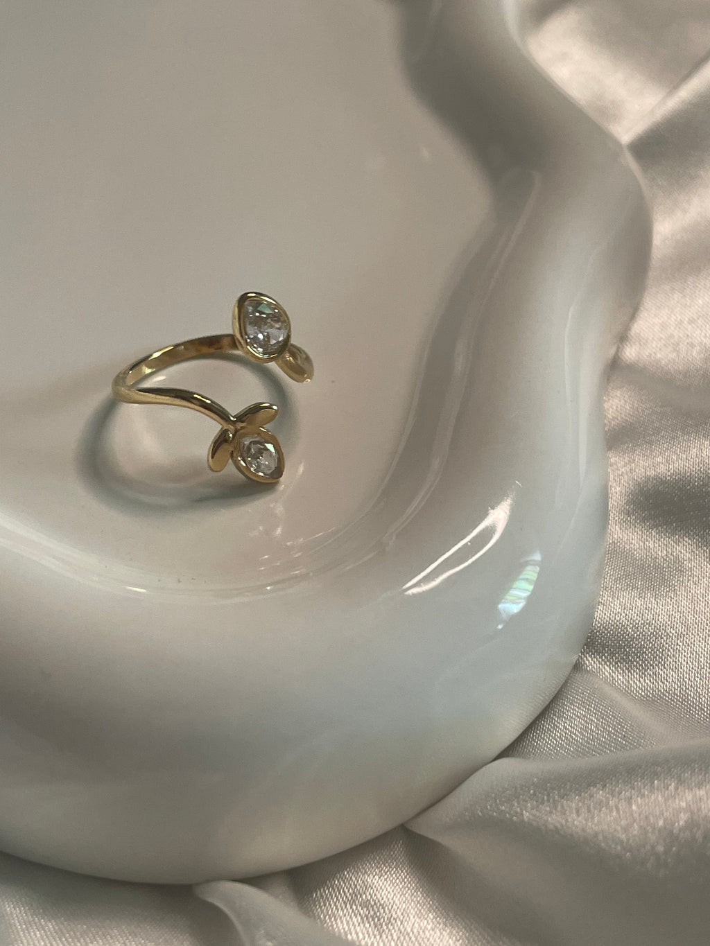 Bague Dorée Spirale Fleur Et Feuille Avec Strass