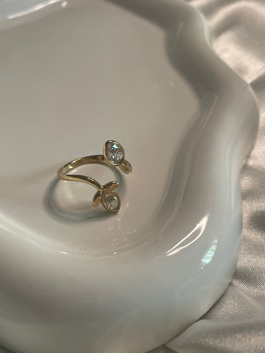 Bague Dorée Spirale Fleur Et Feuille Avec Strass