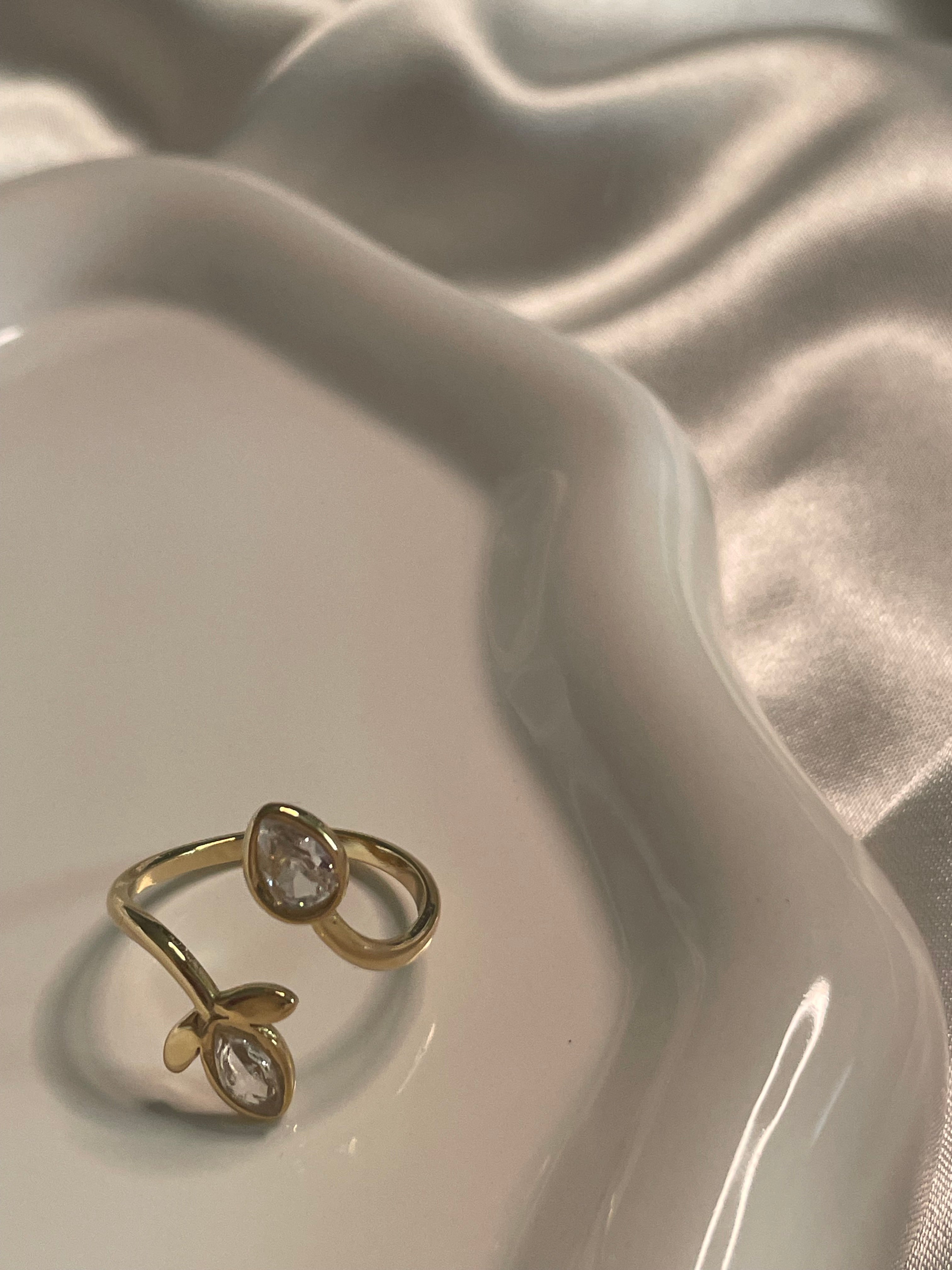 Bague Dorée Spirale Fleur Et Feuille Avec Strass