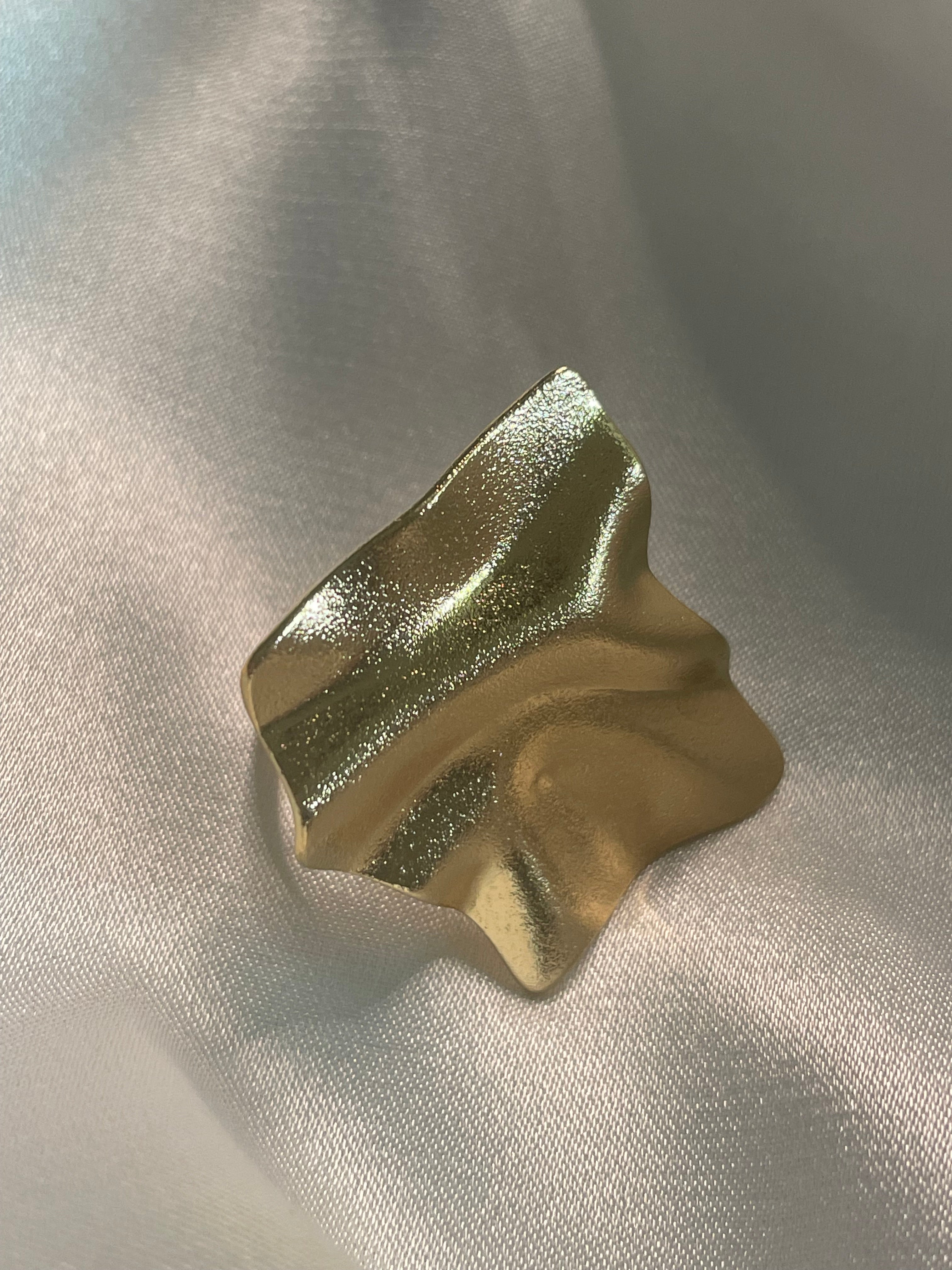 Bague Dorée Ajustable Large Plaque Texturée Ondulée.